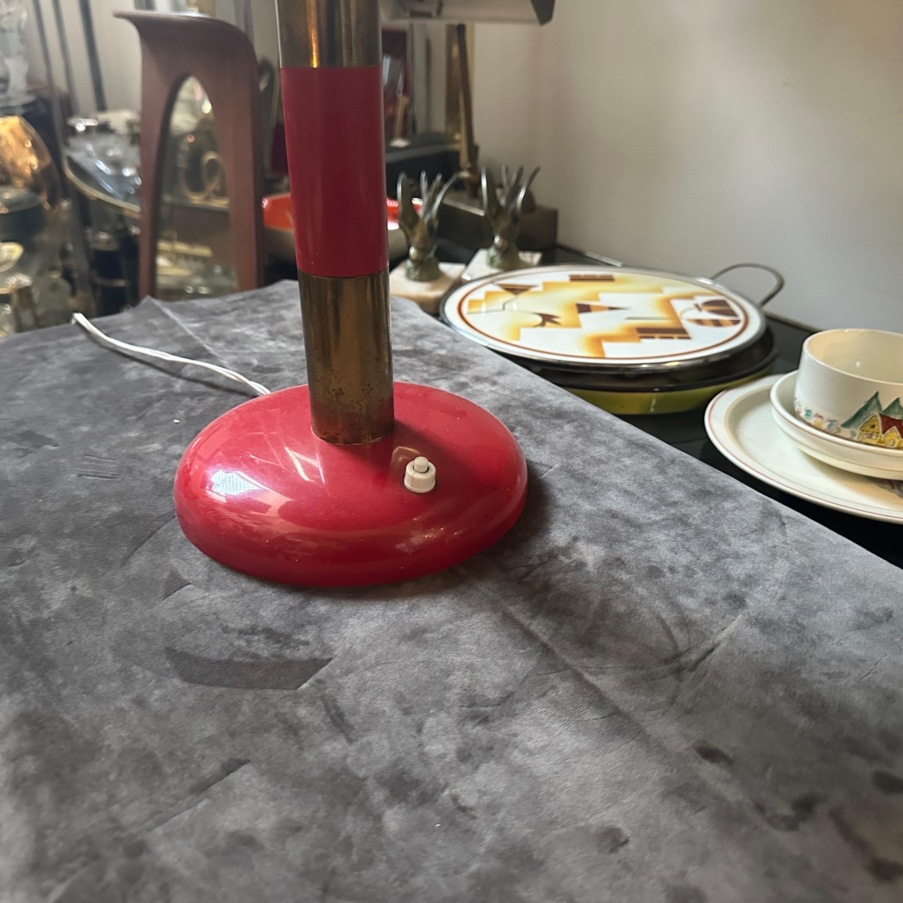 1950s Mid-Century Modern Brass and Red Metal Italian Table Lamp For Sale 1