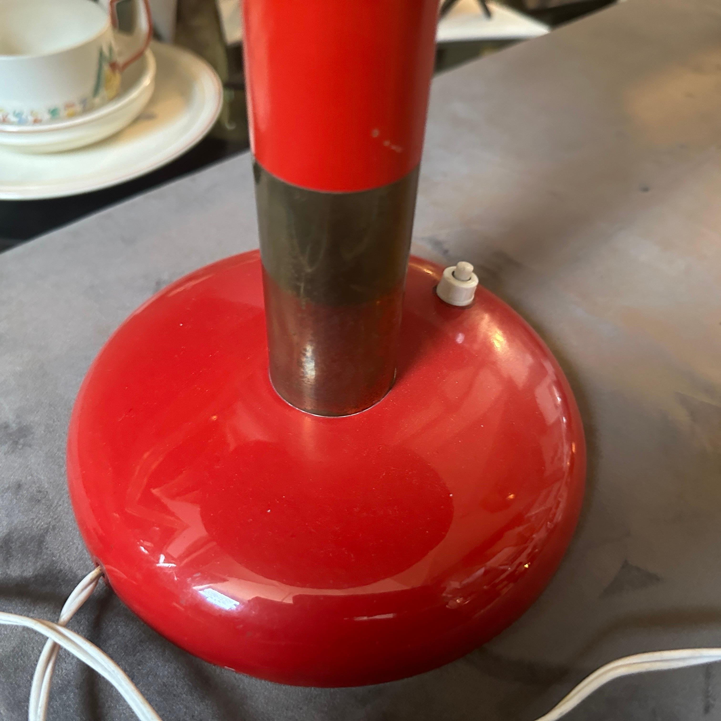 1950s Mid-Century Modern Brass and Red Metal Italian Table Lamp For Sale 4