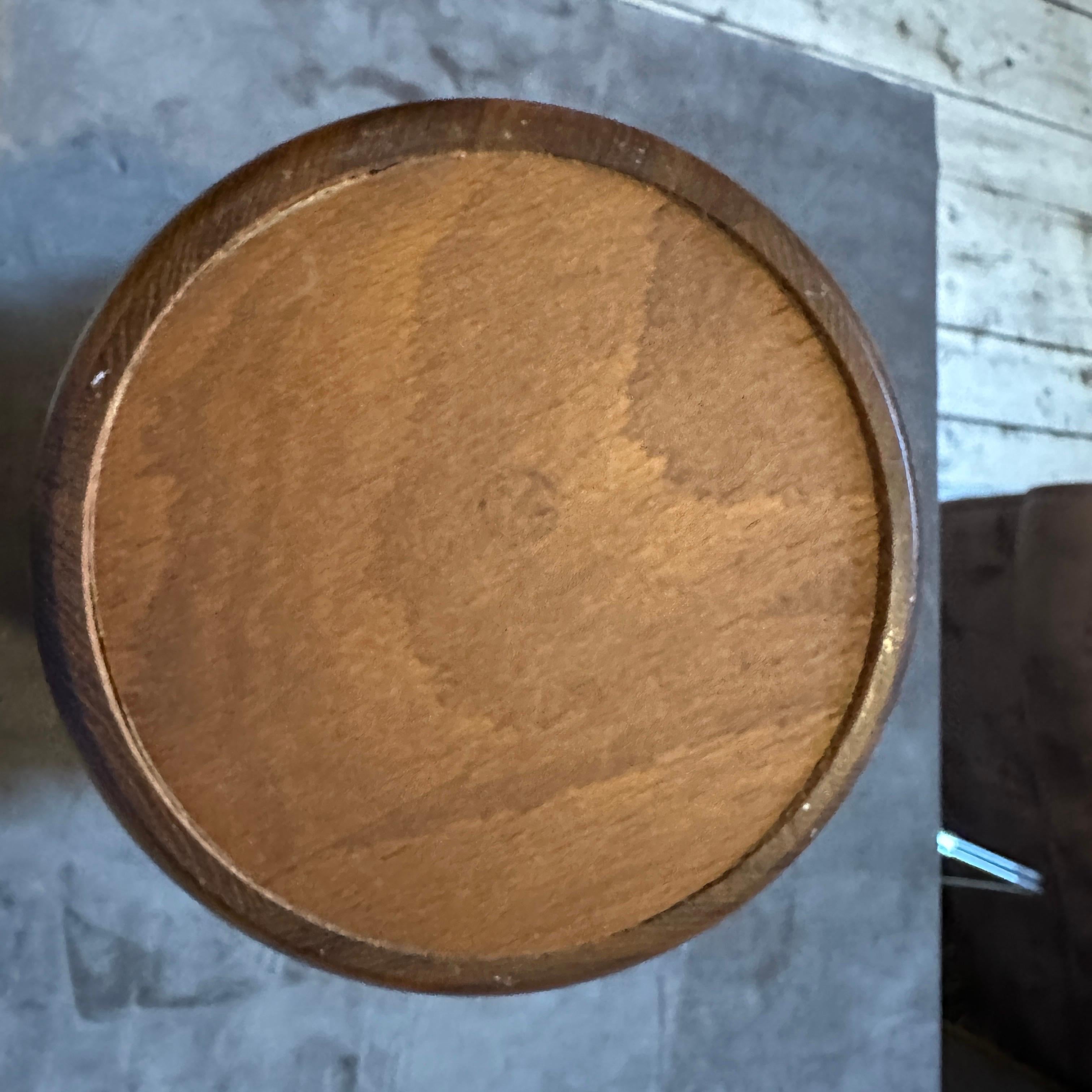 Questo sofisticato secchiello per il ghiaccio della metà del secolo scorso, realizzato negli anni '50, è una testimonianza dell'elegante design dell'epoca. Attribuito al famoso designer Aldo Tura per Macabo, questo pezzo combina il caldo legno