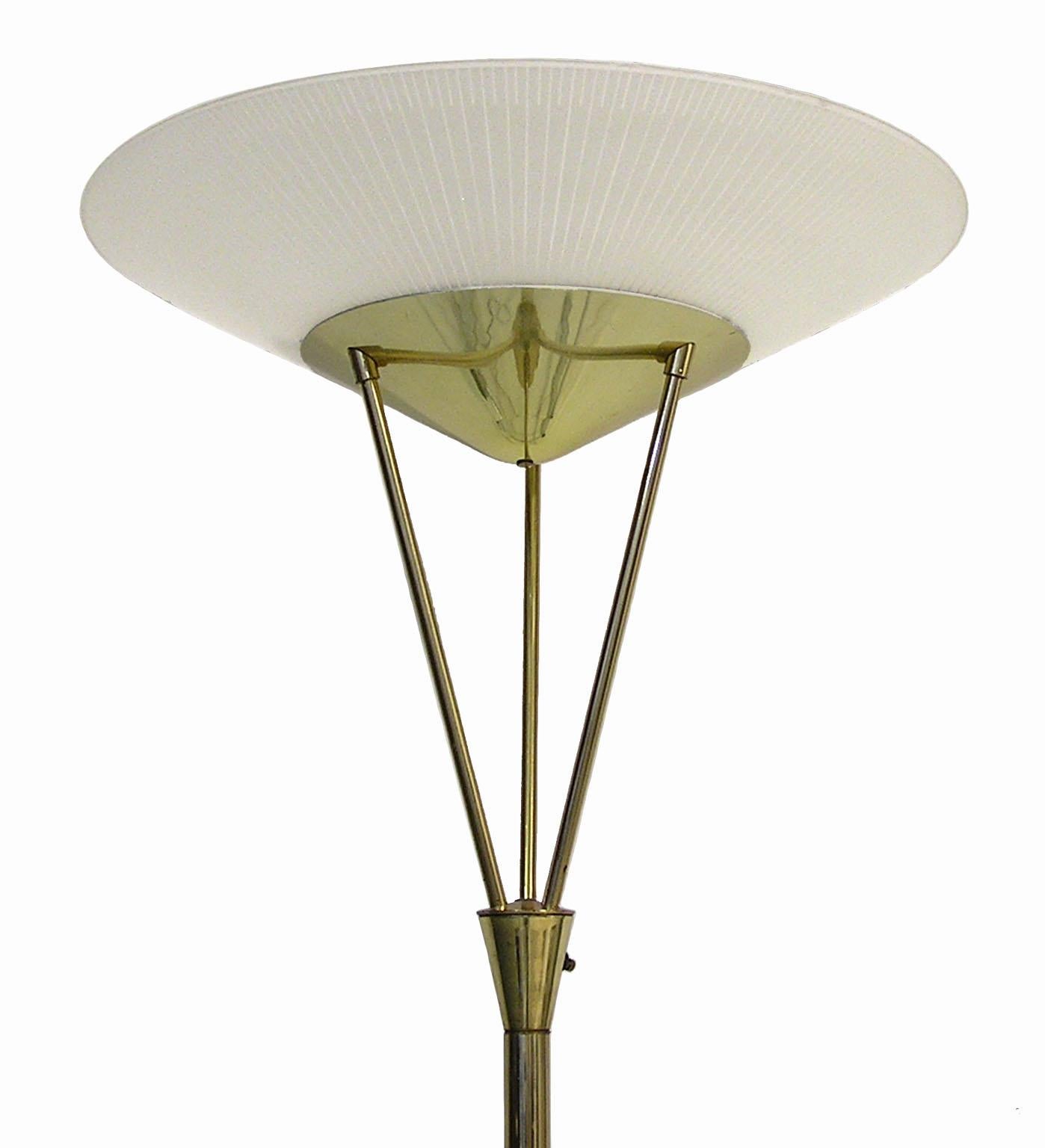 A gorgeous brass torchiere style floor lamp with detailed glass shade from the 1950s Mid-Century Modern era. Classic Mid-Century Modern designed reminiscent of those produced by Lightolier and Stilnovo. Features the original frost detailed glass