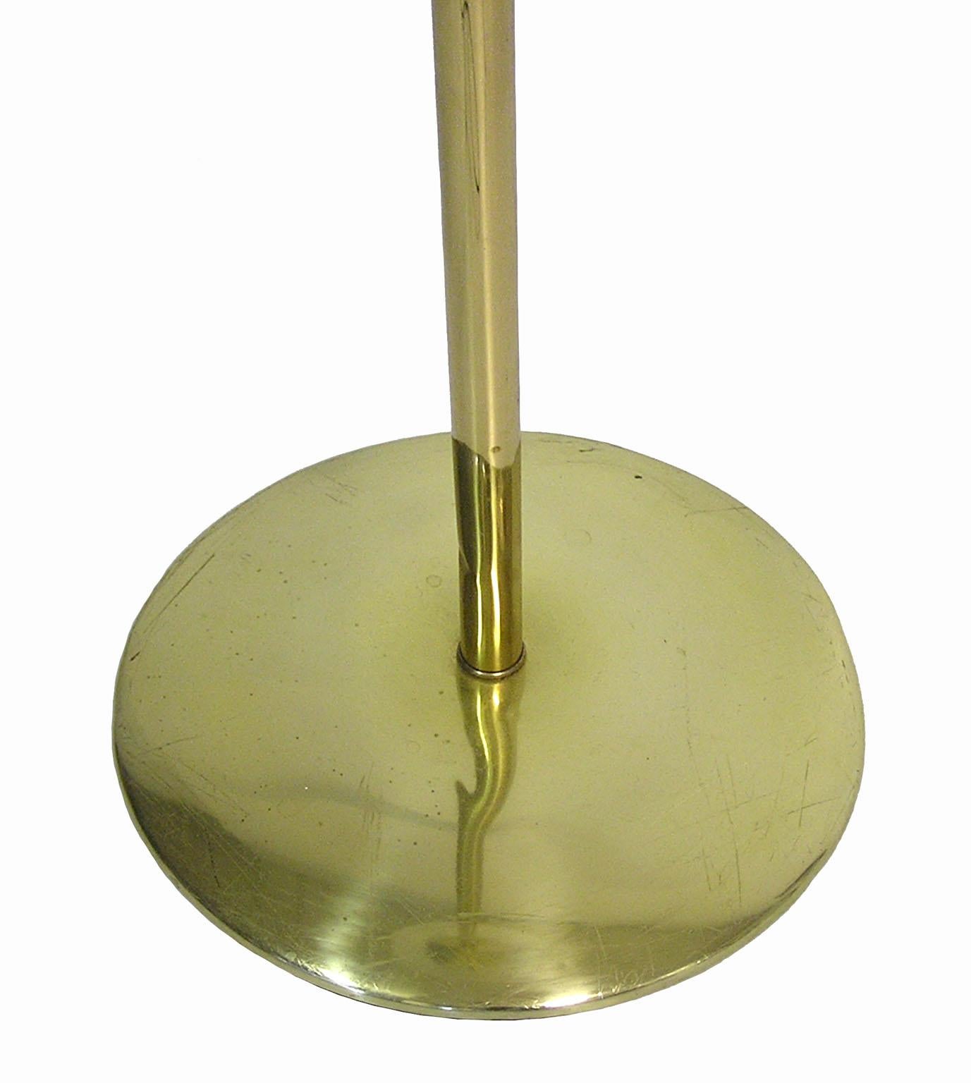 1950s Mid-Century Modern Brass Torchiere Floor Lamp with Detailed Glass Shade In Good Condition For Sale In Winnipeg, Manitoba