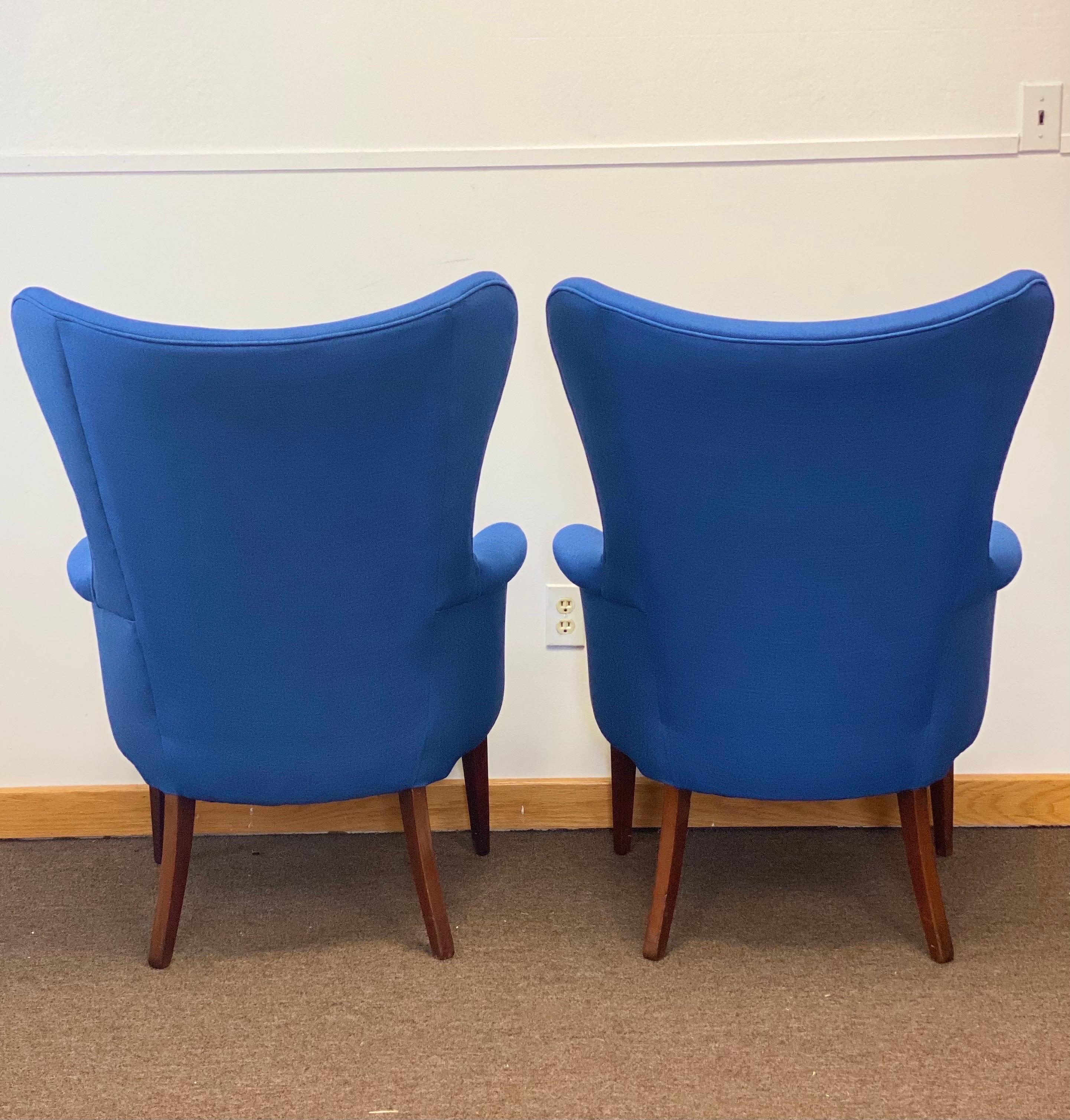 1950s Mid-Century Modern Butterfly Royal Blue Wingback Chairs, a Pair In Good Condition In Farmington Hills, MI