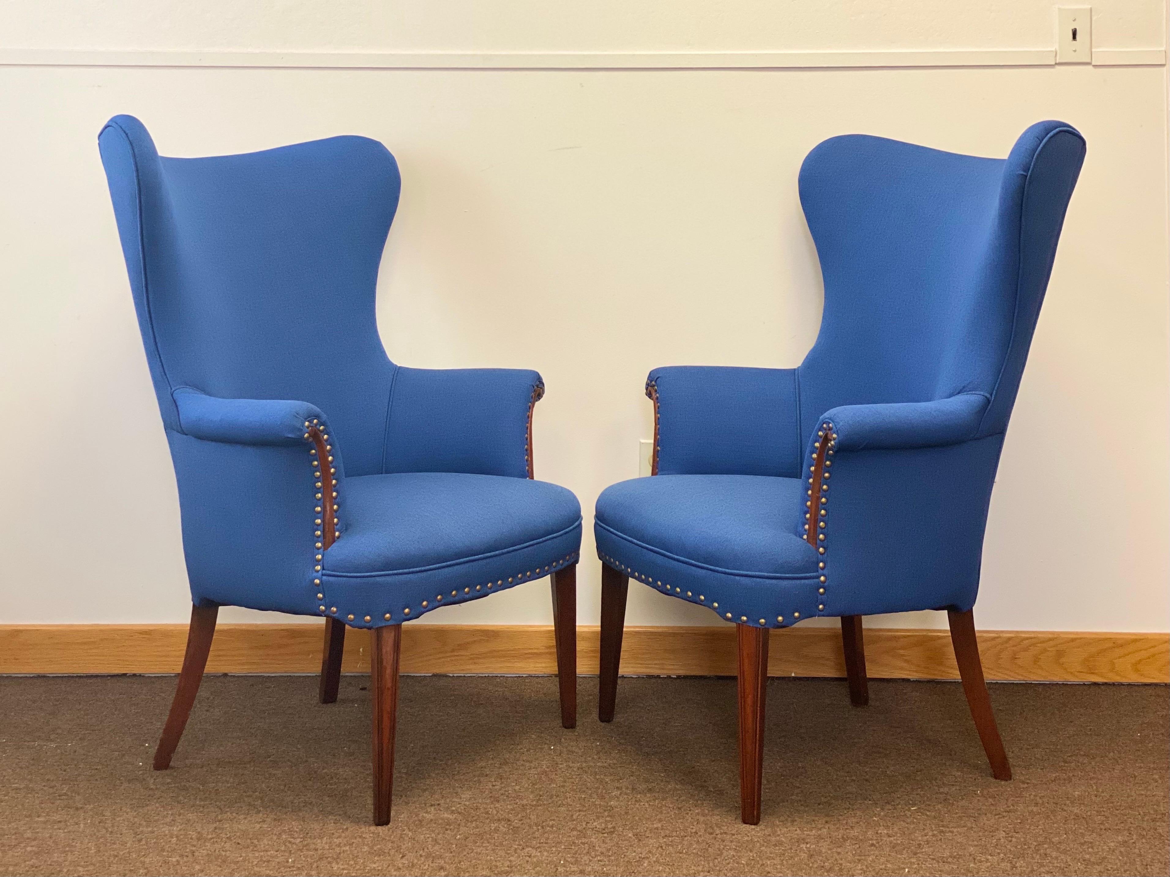 Mid-20th Century 1950s Mid-Century Modern Butterfly Royal Blue Wingback Chairs, a Pair