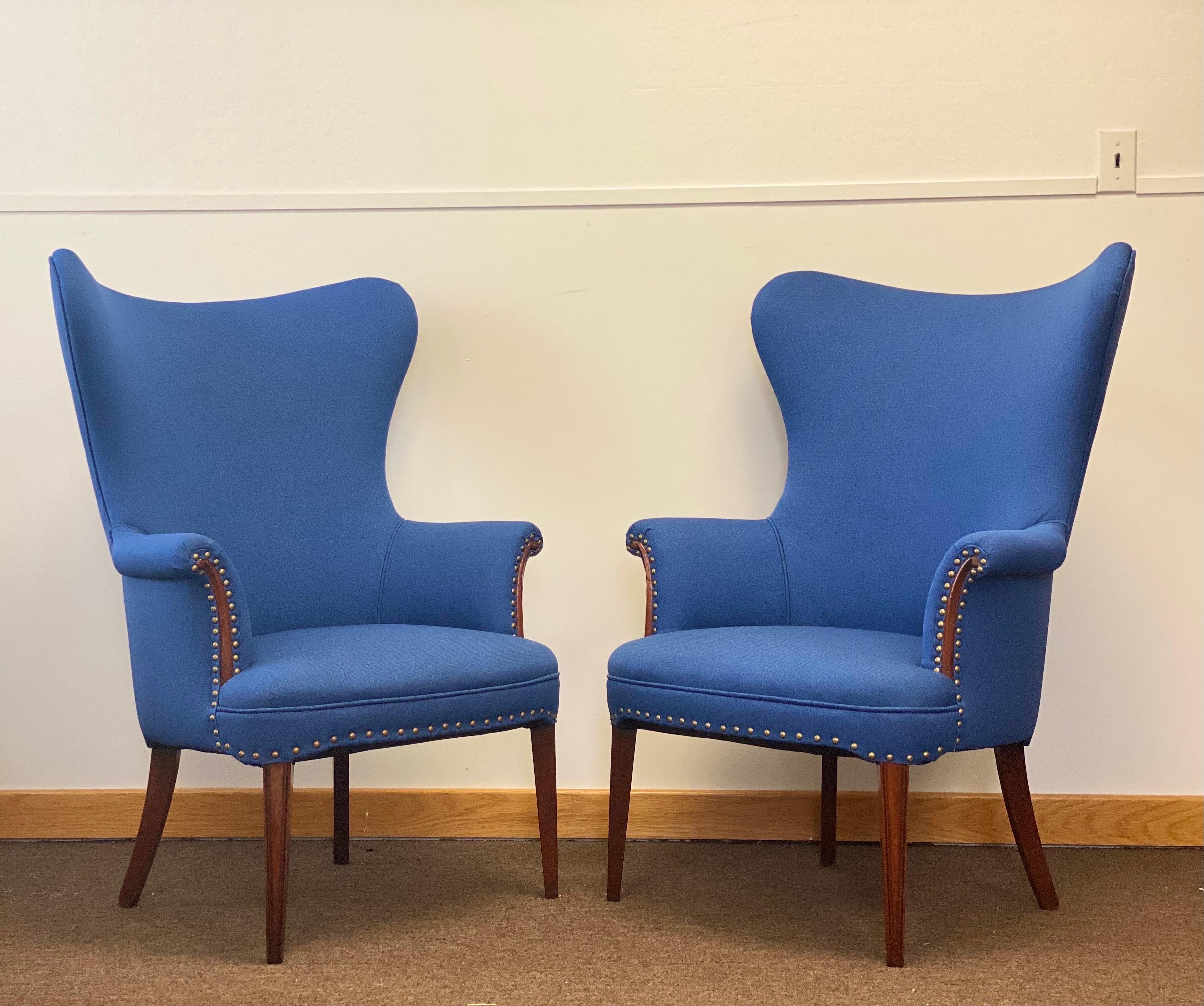 Hardwood 1950s Mid-Century Modern Butterfly Royal Blue Wingback Chairs, a Pair
