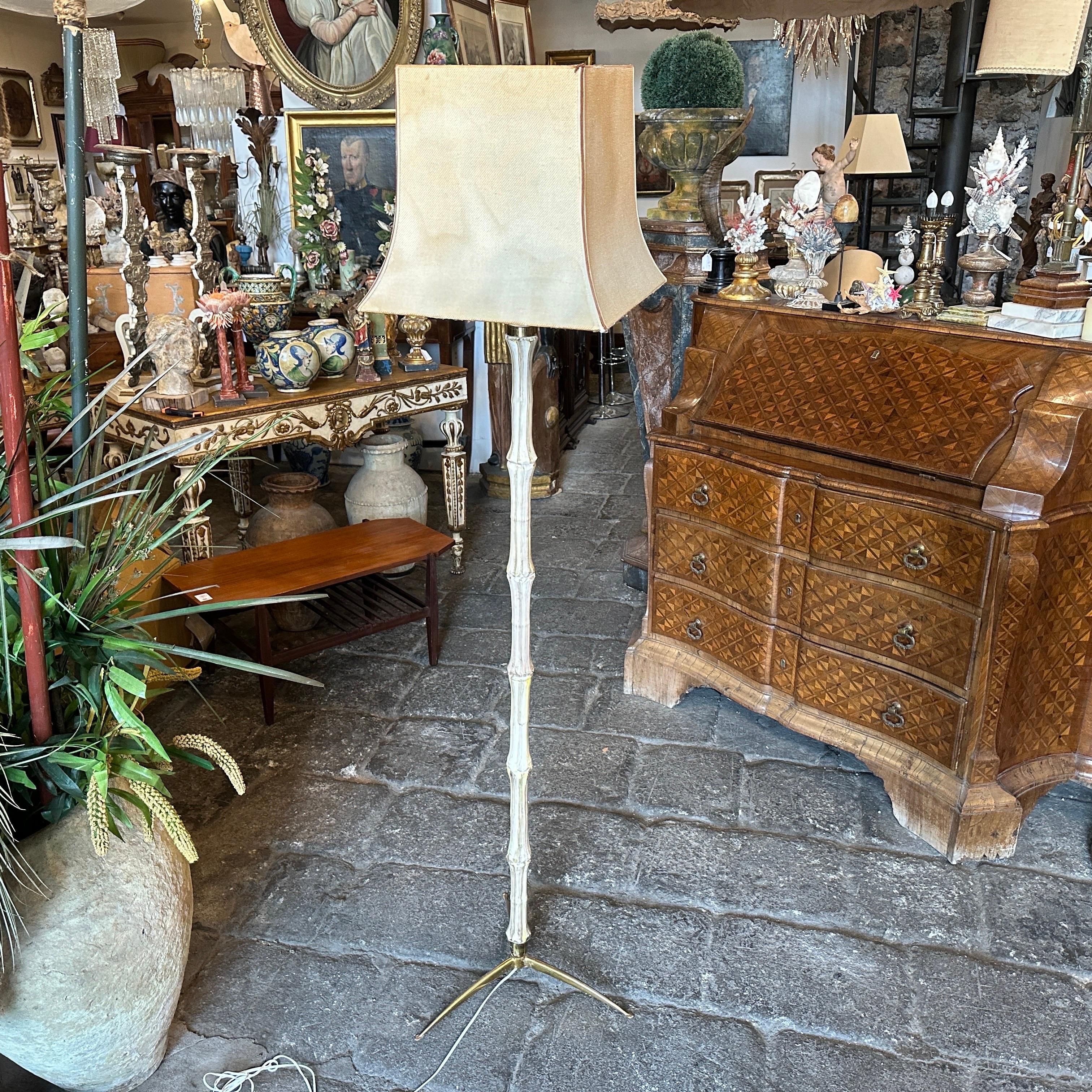 Eine handbemalte Stehlampe aus Messing, entworfen und hergestellt in Italien in den fünfziger Jahren. Das Messing ist in originaler Patina, die handbemalte Keramik ist in perfektem Zustand. Der Boden wurde neu verkabelt und benötigt eine normale