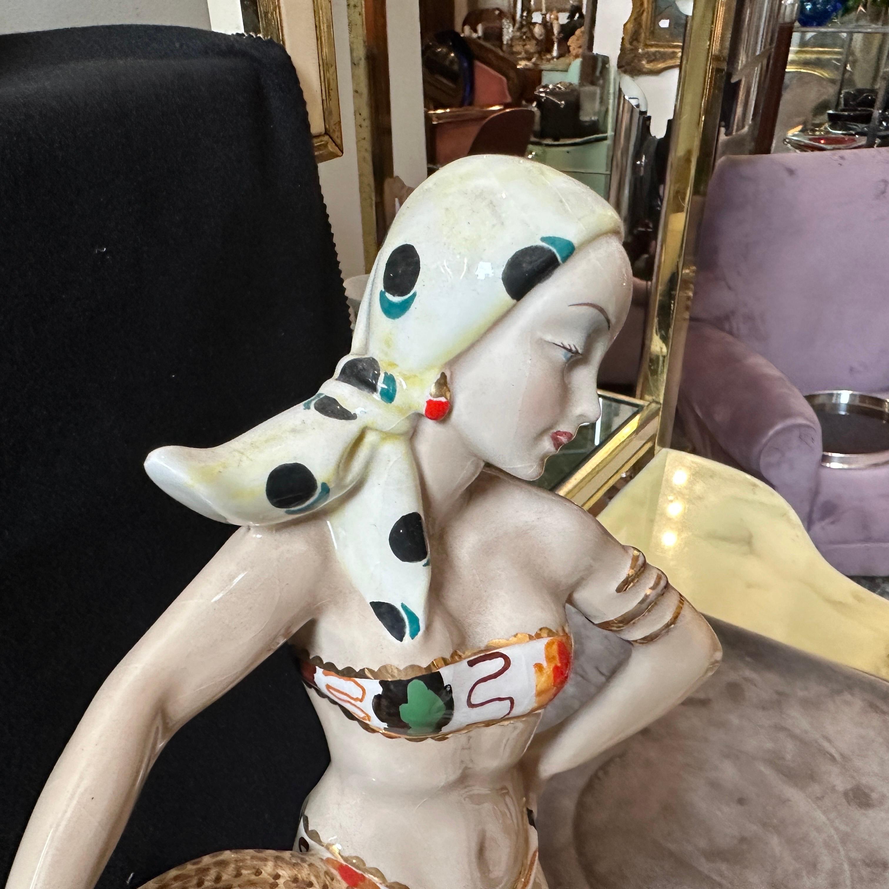 Figura italiana de cerámica de mediados de siglo de una mujer con peces de los años 50 en venta 2