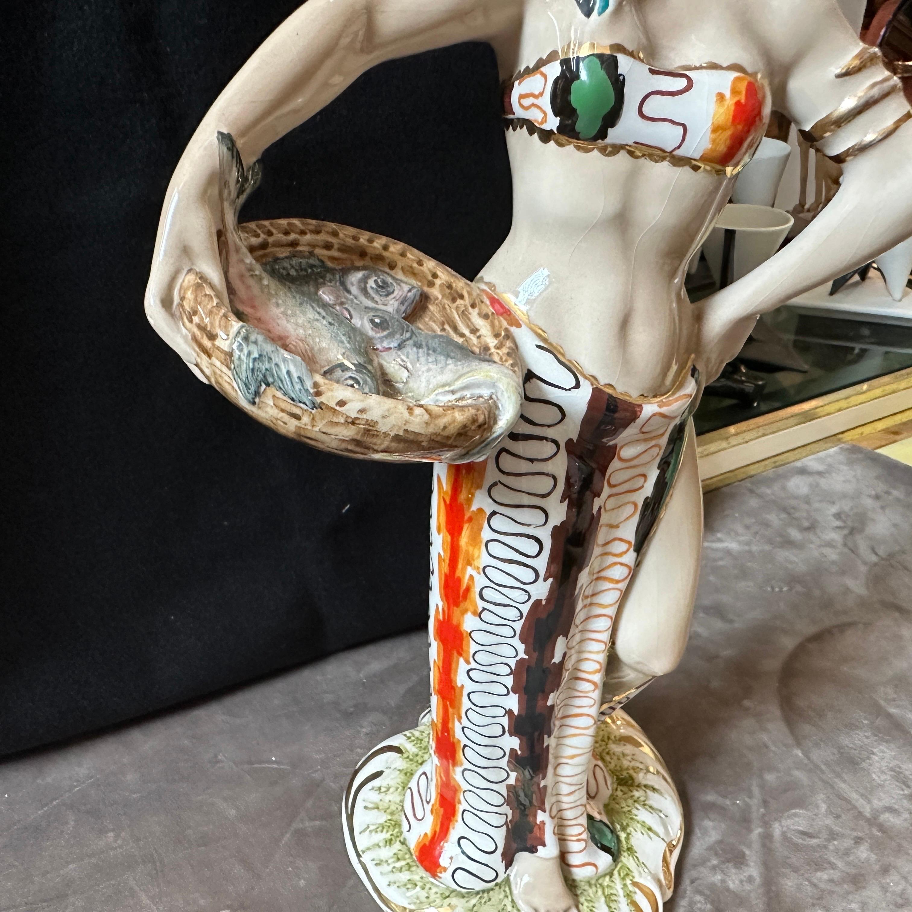 Figura italiana de cerámica de mediados de siglo de una mujer con peces de los años 50 Moderno de mediados de siglo en venta