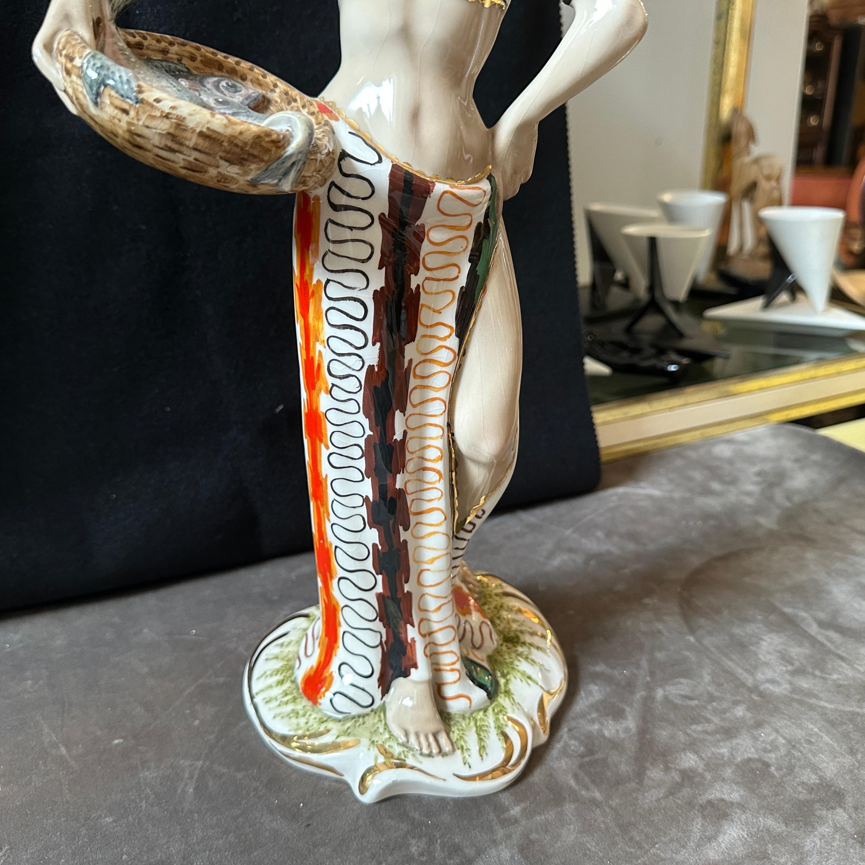 Figura italiana de cerámica de mediados de siglo de una mujer con peces de los años 50 Italiano en venta