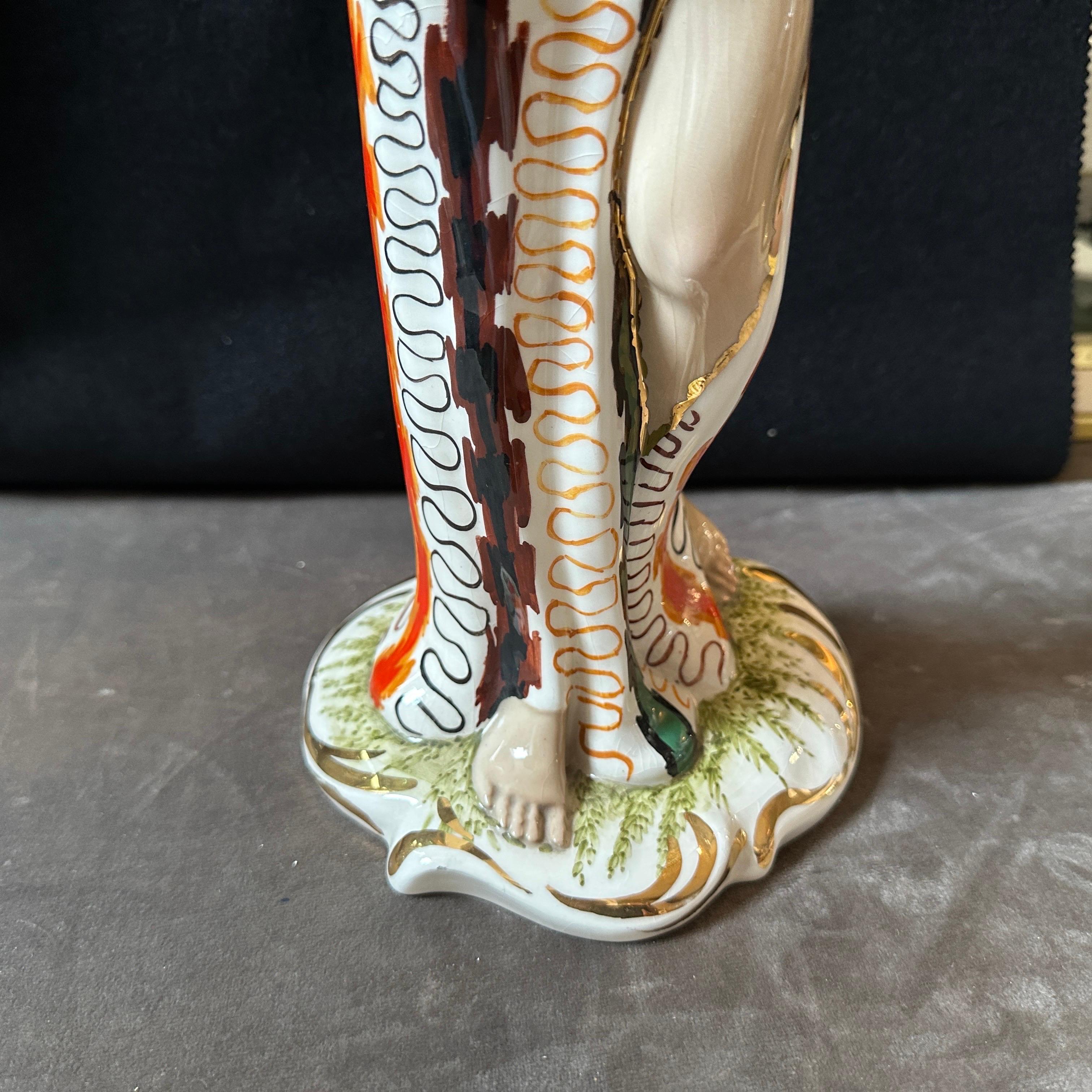 Figura italiana de cerámica de mediados de siglo de una mujer con peces de los años 50 Hecho a mano en venta