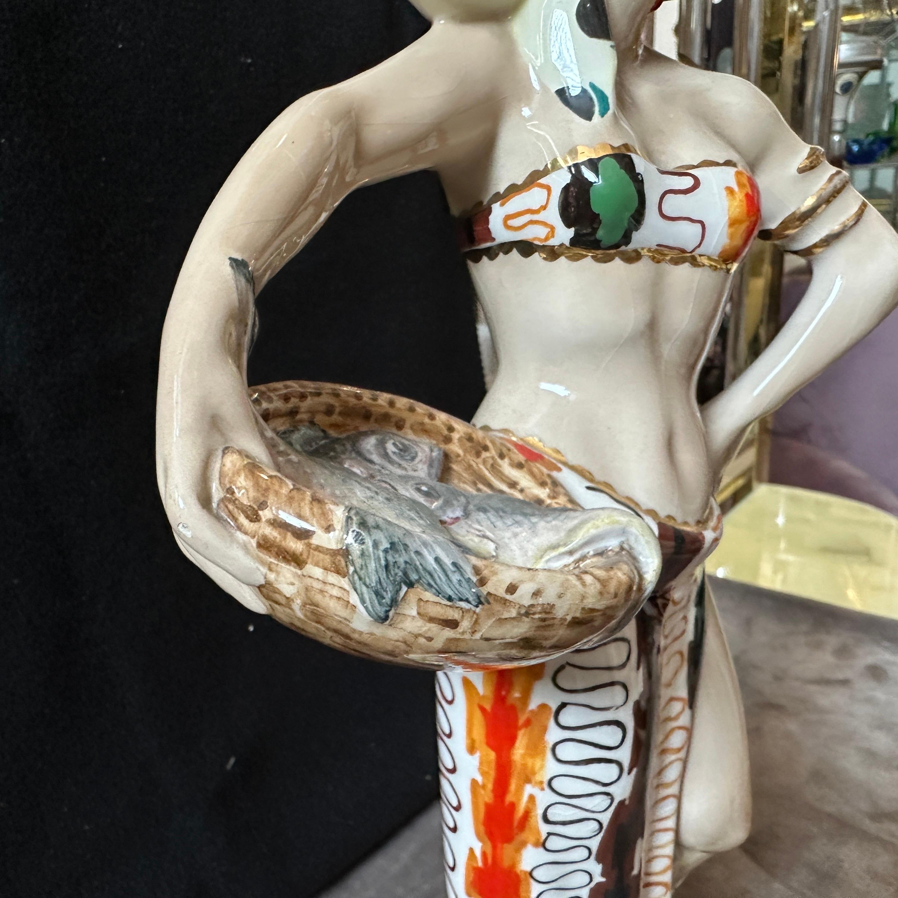 Figura italiana de cerámica de mediados de siglo de una mujer con peces de los años 50 en Bueno estado para la venta en Aci Castello, IT