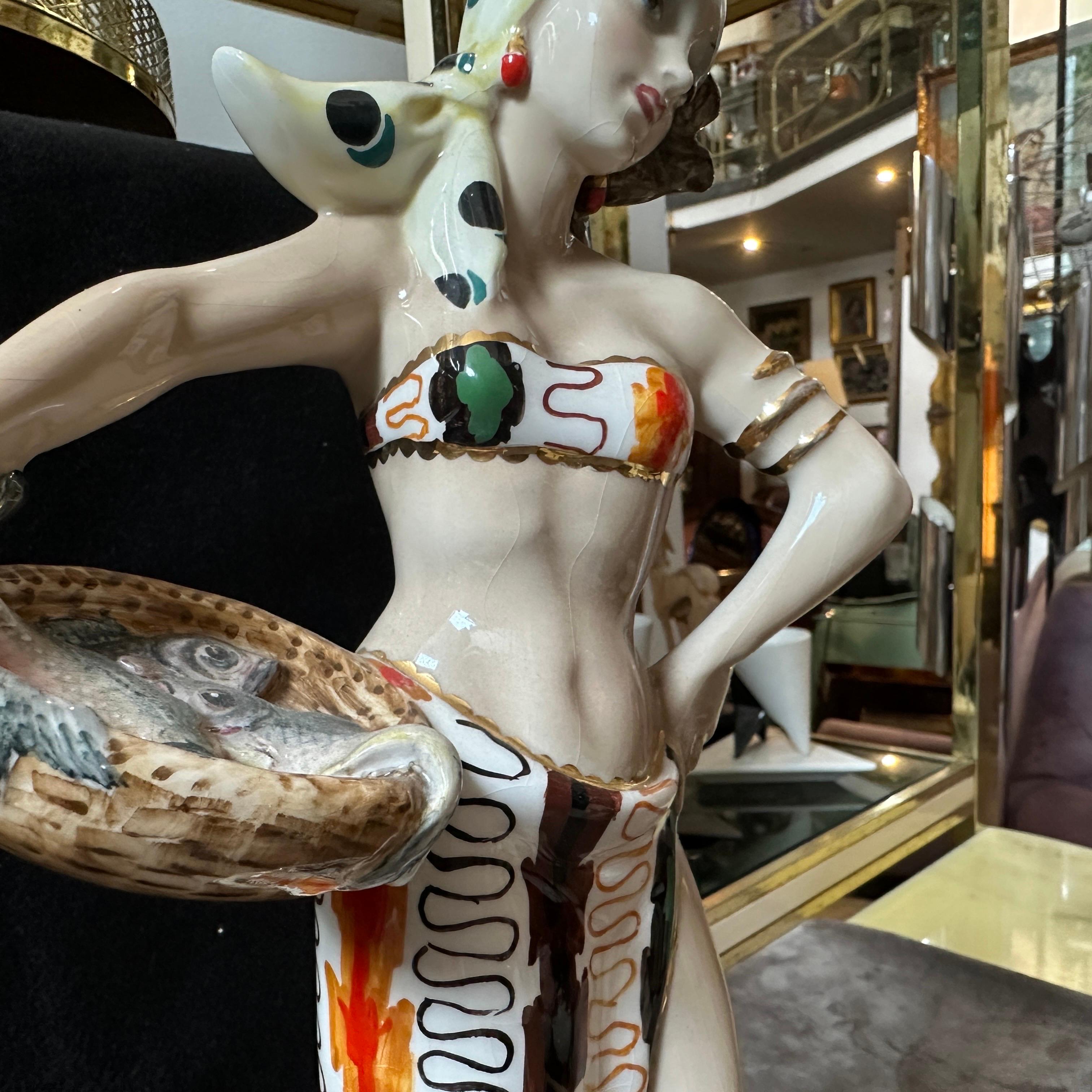 Figura italiana de cerámica de mediados de siglo de una mujer con peces de los años 50 siglo XX en venta