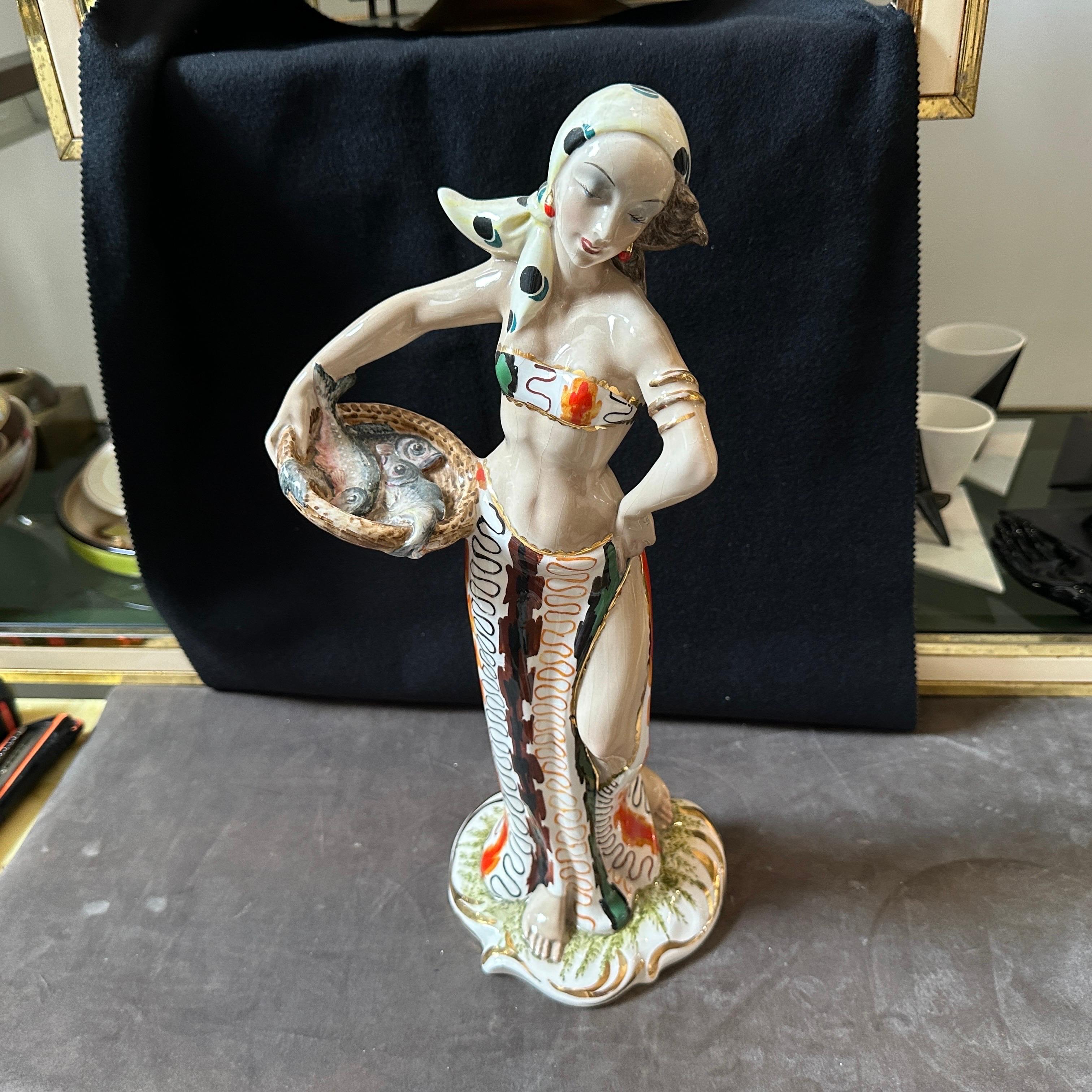 Figura italiana de cerámica de mediados de siglo de una mujer con peces de los años 50 Cerámico en venta