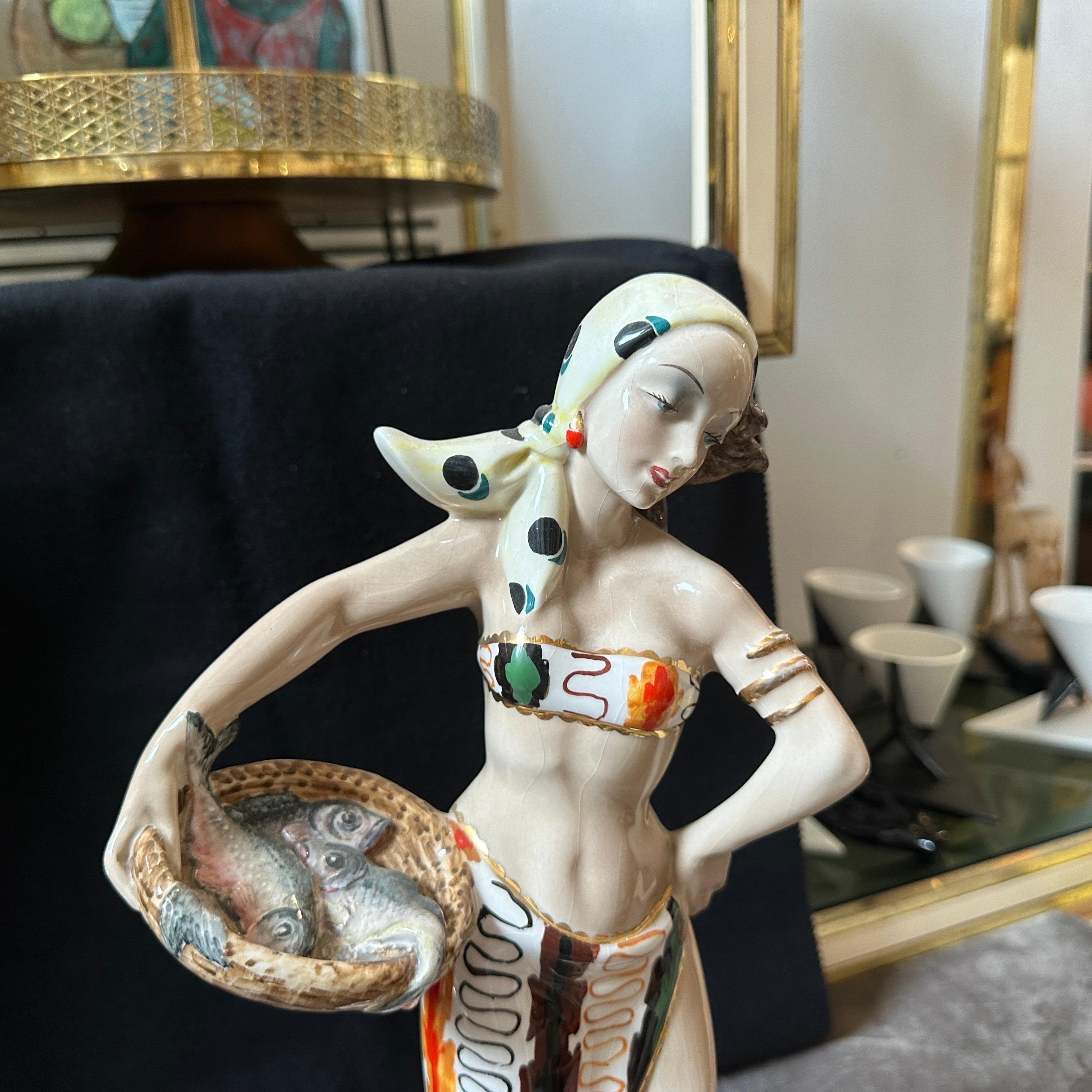 Figura italiana de cerámica de mediados de siglo de una mujer con peces de los años 50 en venta 1