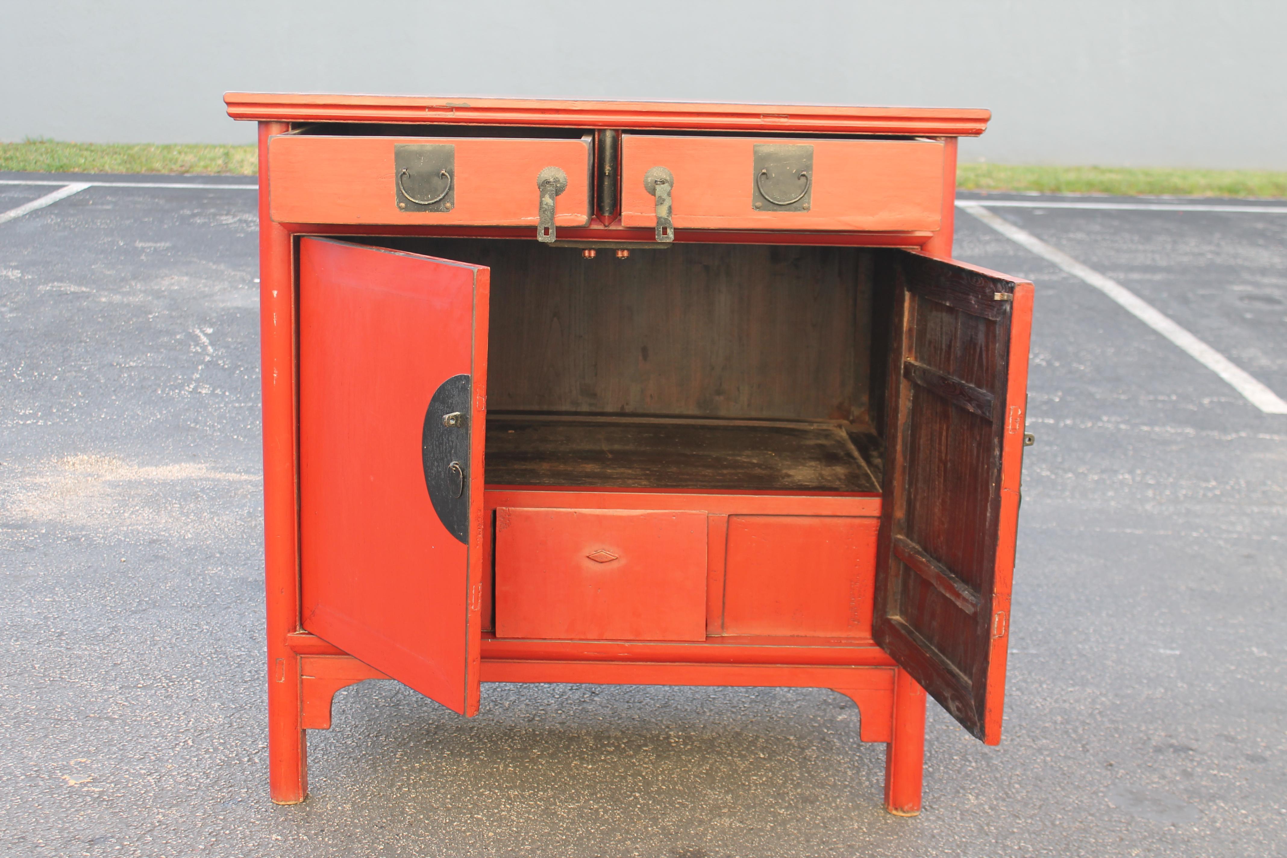 1950's Mid Century Modern Chinoise Asian Red Cabinet  (Holz) im Angebot
