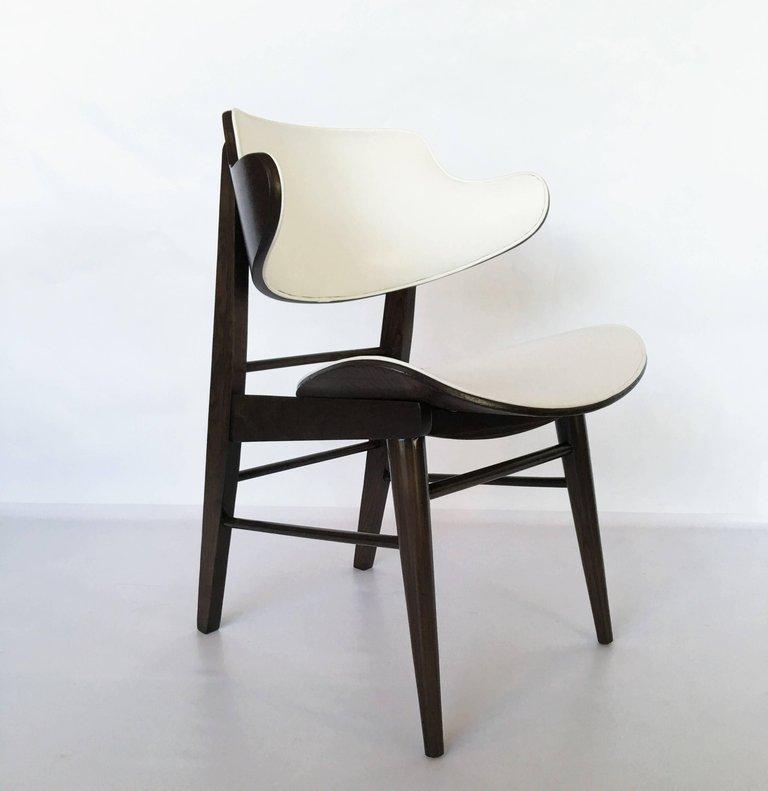 Set of 6 Mid-Century Modern 'clam shell' dining/side chairs designed by Seymour J Weiner for Kodawood Furniture Co. of Miami, circa 1950s. Completely restored walnut bentwood frames with curved backrest and seat, upholstered in white leatherette