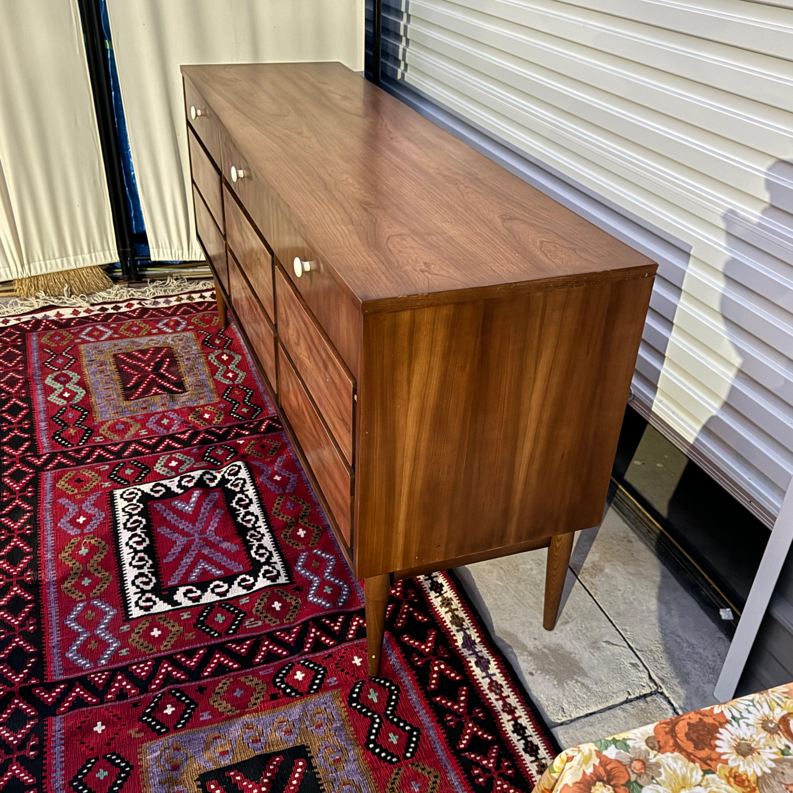 Lowboy dresser with 9 drawers. This is a classical
Mid century modern beauty. I’m not sure if the porcelain pulls are original, but they look good nonetheless. This piece is in good condition, with minor signs of wear and age. Some repairs to the