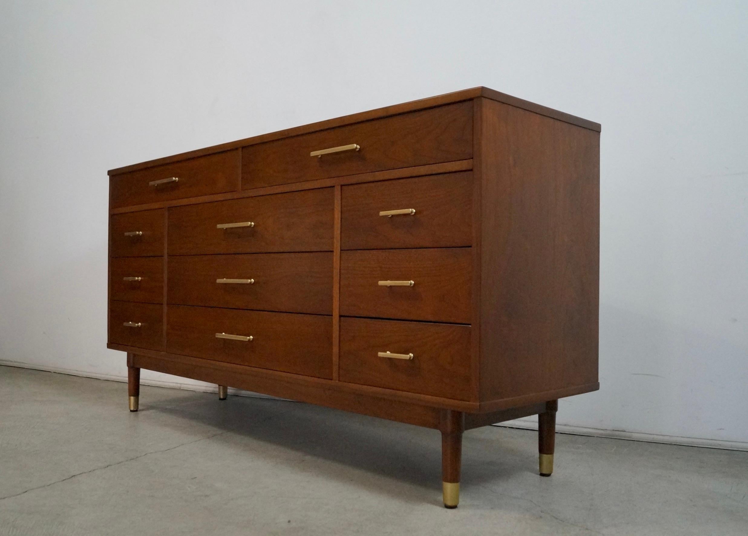 1950's Mid-Century Modern Drexel Biscayne Walnut 11-Drawer Dresser In Excellent Condition For Sale In Burbank, CA
