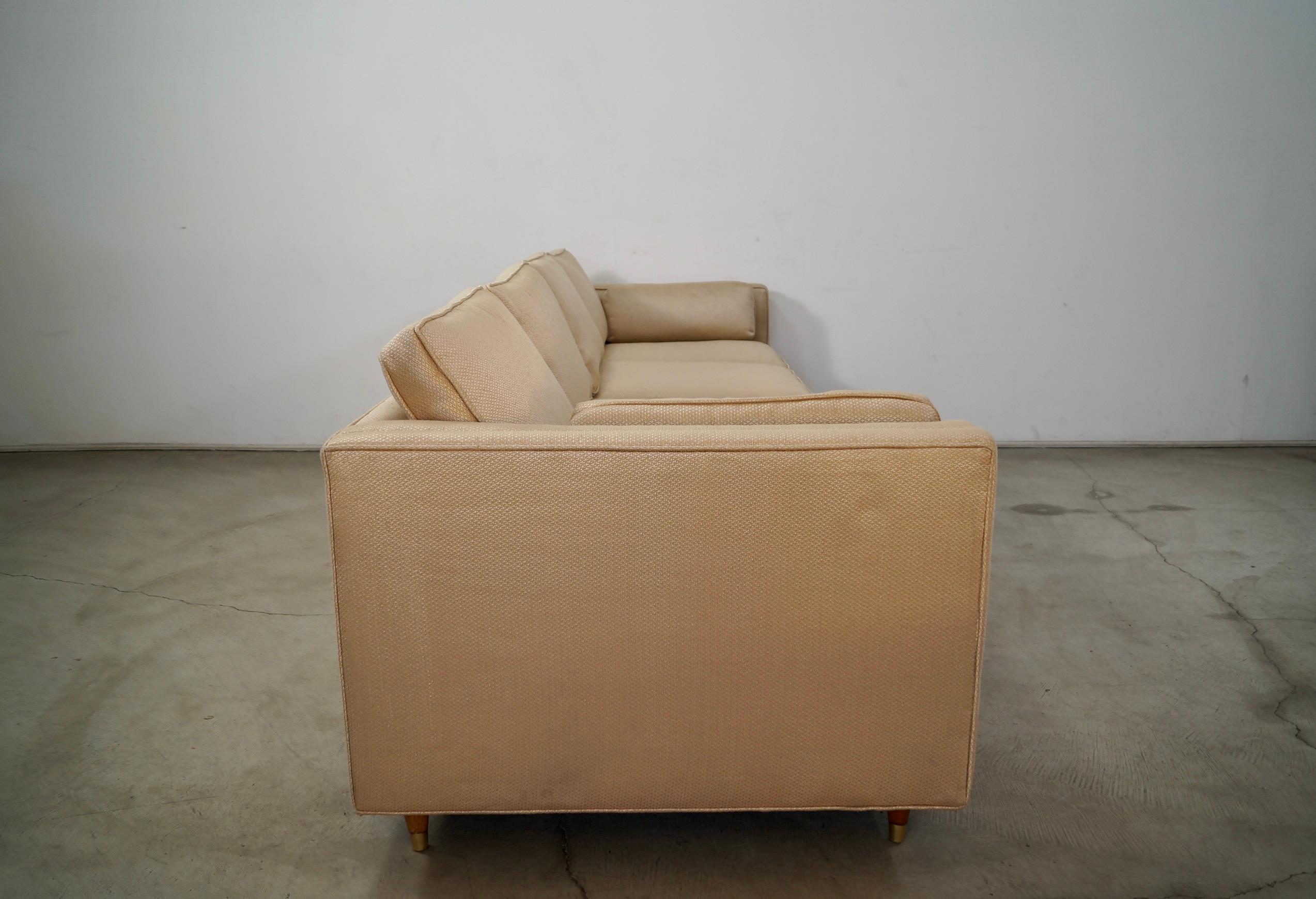 Sofá largo de tweed dorado estilo Dunbar moderno de mediados de siglo de 1950 en venta 4