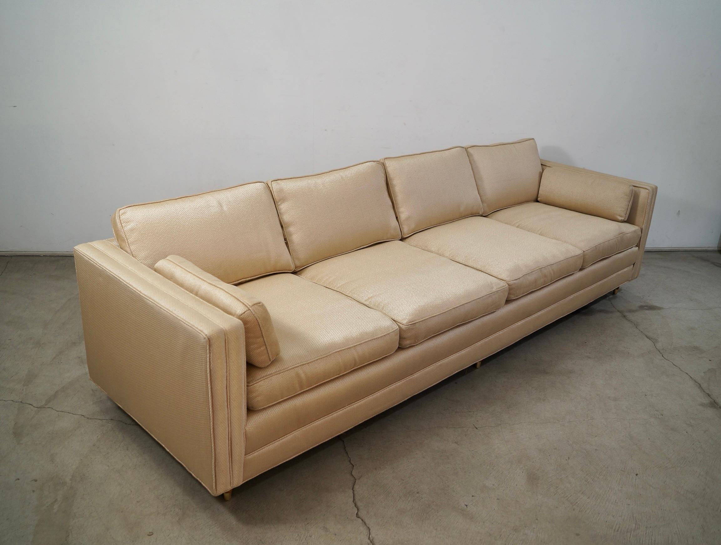 Sofá largo de tweed dorado estilo Dunbar moderno de mediados de siglo de 1950 en venta 6