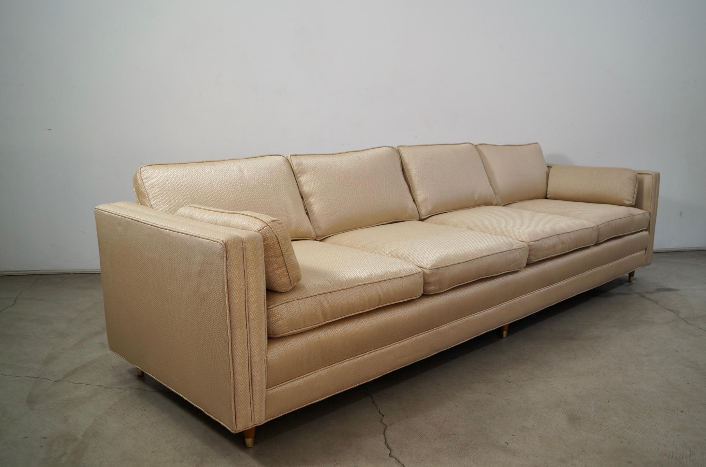 Sofá largo de tweed dorado estilo Dunbar moderno de mediados de siglo de 1950 en venta 7