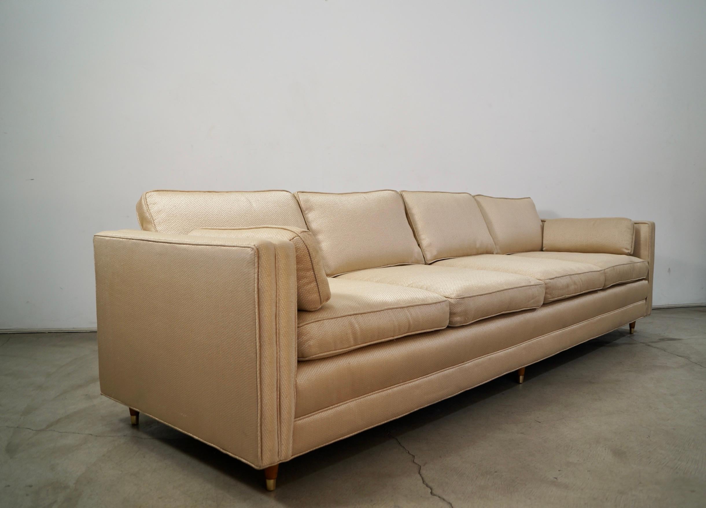 Sofá largo de tweed dorado estilo Dunbar moderno de mediados de siglo de 1950 en venta 8