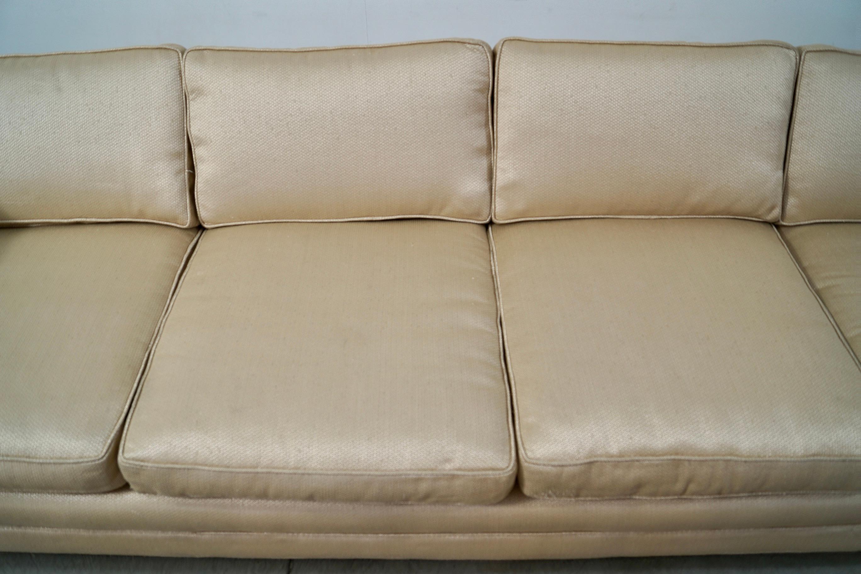 Sofá largo de tweed dorado estilo Dunbar moderno de mediados de siglo de 1950 en venta 10