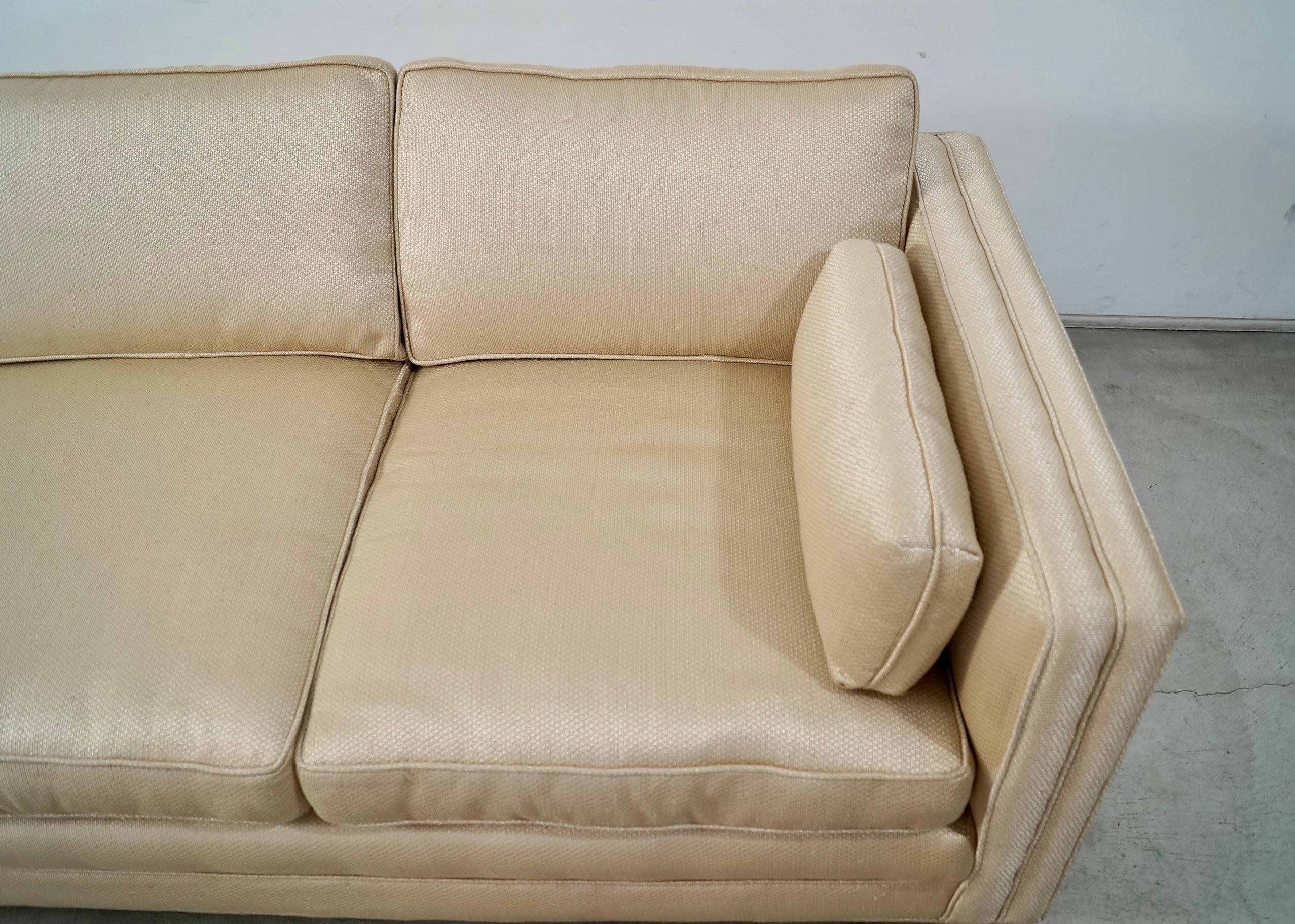 Sofá largo de tweed dorado estilo Dunbar moderno de mediados de siglo de 1950 en venta 11