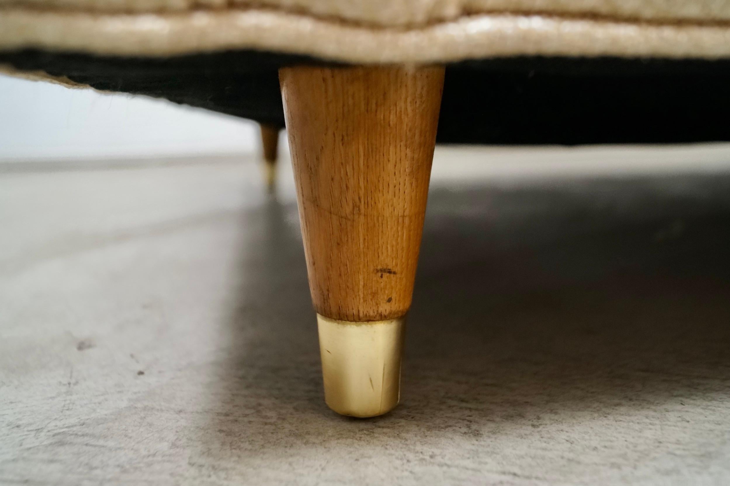 Sofá largo de tweed dorado estilo Dunbar moderno de mediados de siglo de 1950 en venta 12