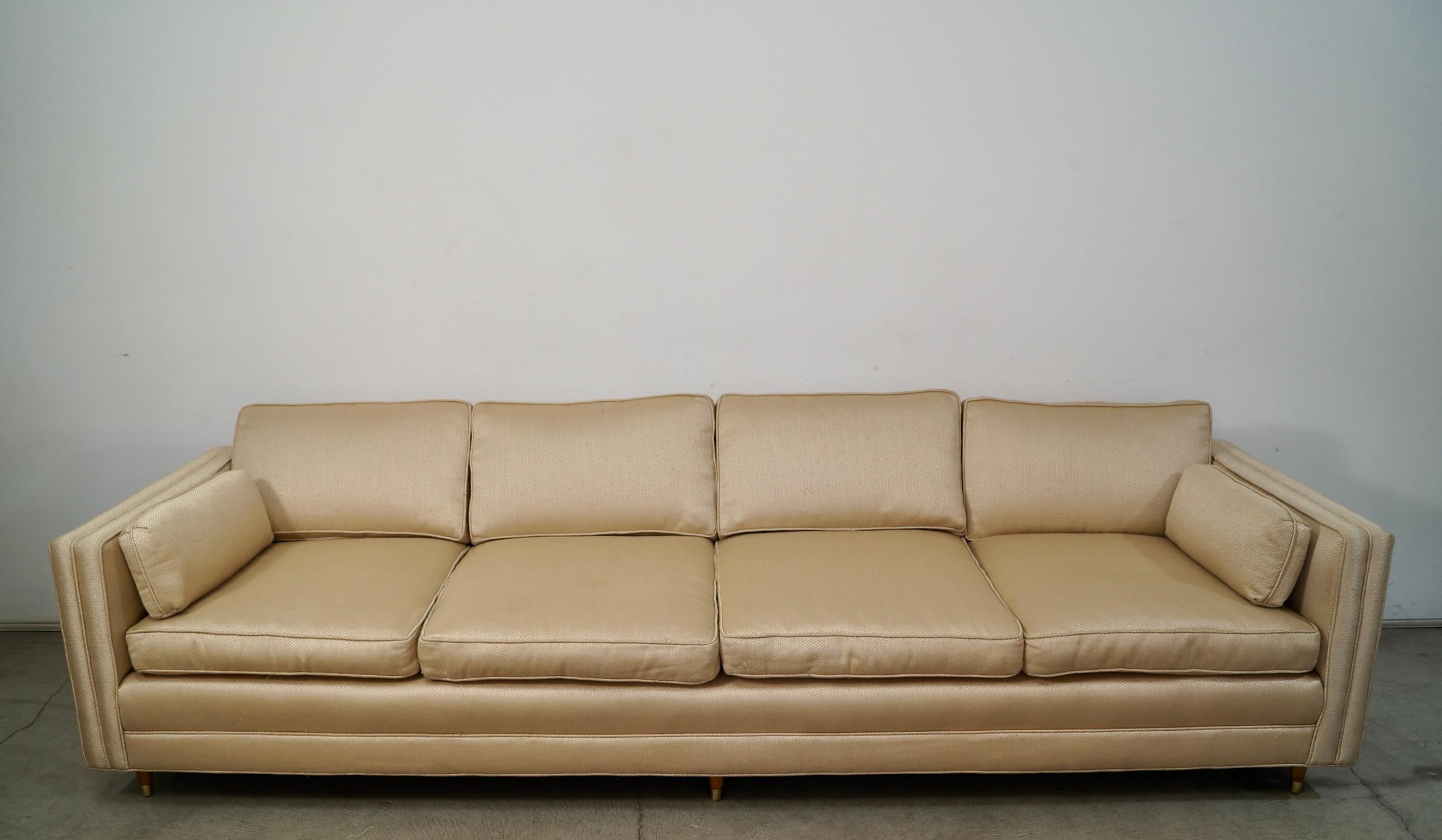 Se vende sofá original vintage de estilo Midcentury Modern. Increíble esmoquin de diseño limpio, y muy cómodo. Es un sofá largo de 4 plazas, y tiene muelles en los cojines. El asiento del bastidor tiene muelles helicoidales, y tiene muelles en la