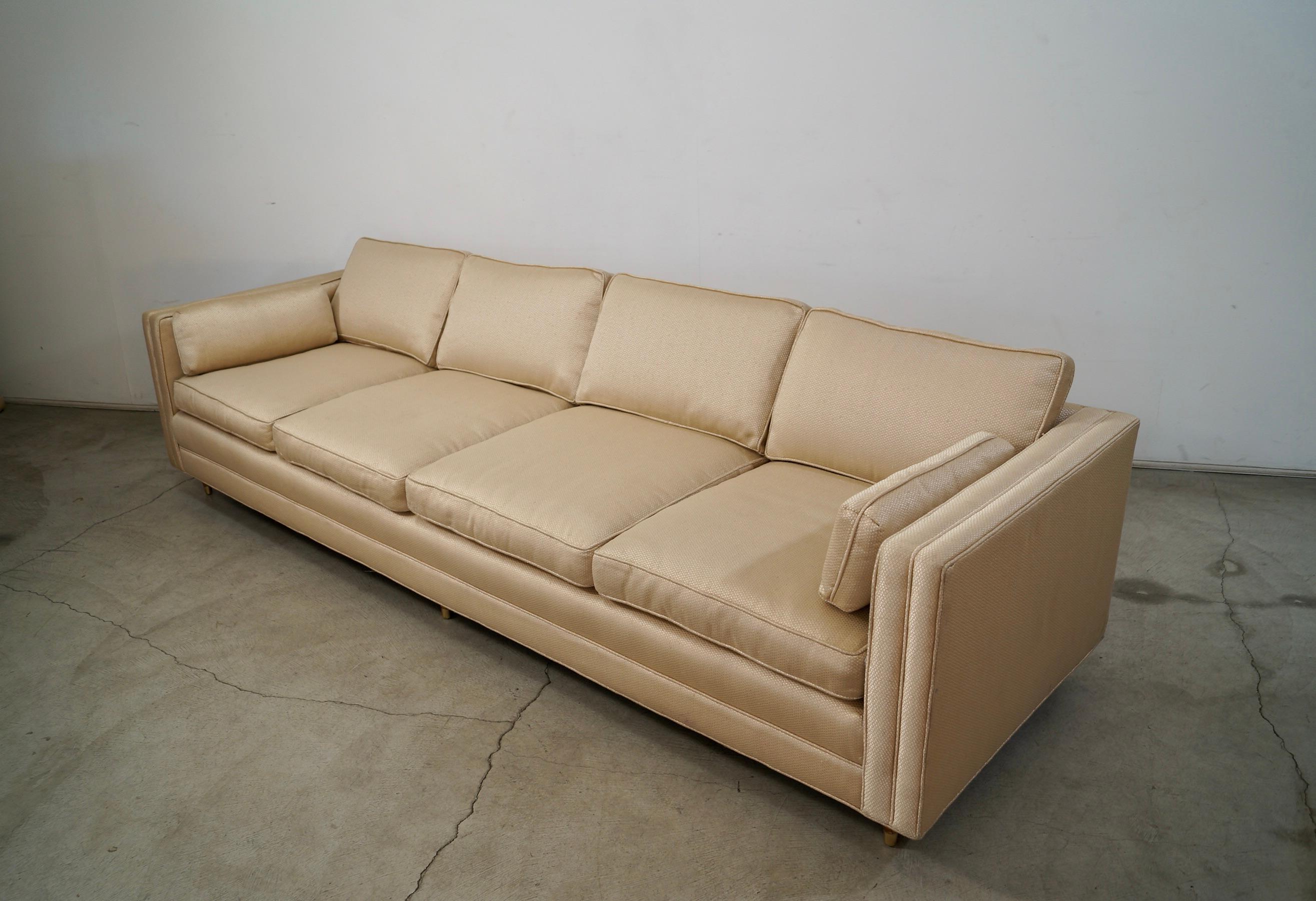 Sofá largo de tweed dorado estilo Dunbar moderno de mediados de siglo de 1950 Moderno de mediados de siglo en venta