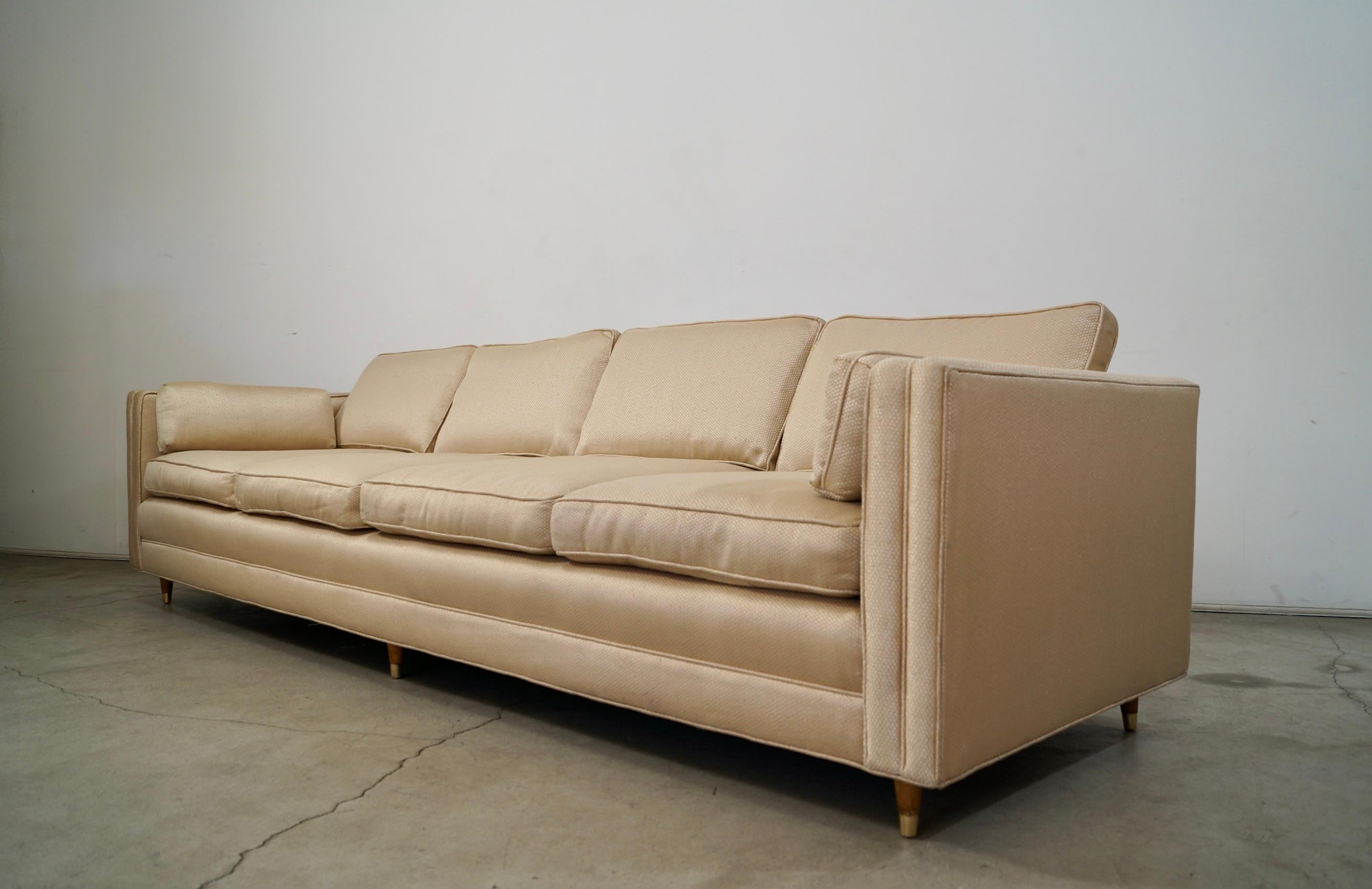 Sofá largo de tweed dorado estilo Dunbar moderno de mediados de siglo de 1950 Estadounidense en venta