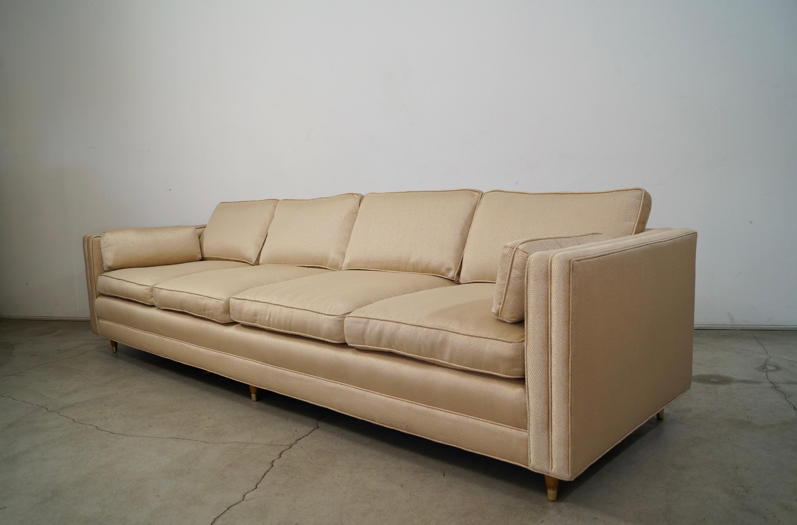 Sofá largo de tweed dorado estilo Dunbar moderno de mediados de siglo de 1950 en Bueno estado para la venta en Burbank, CA