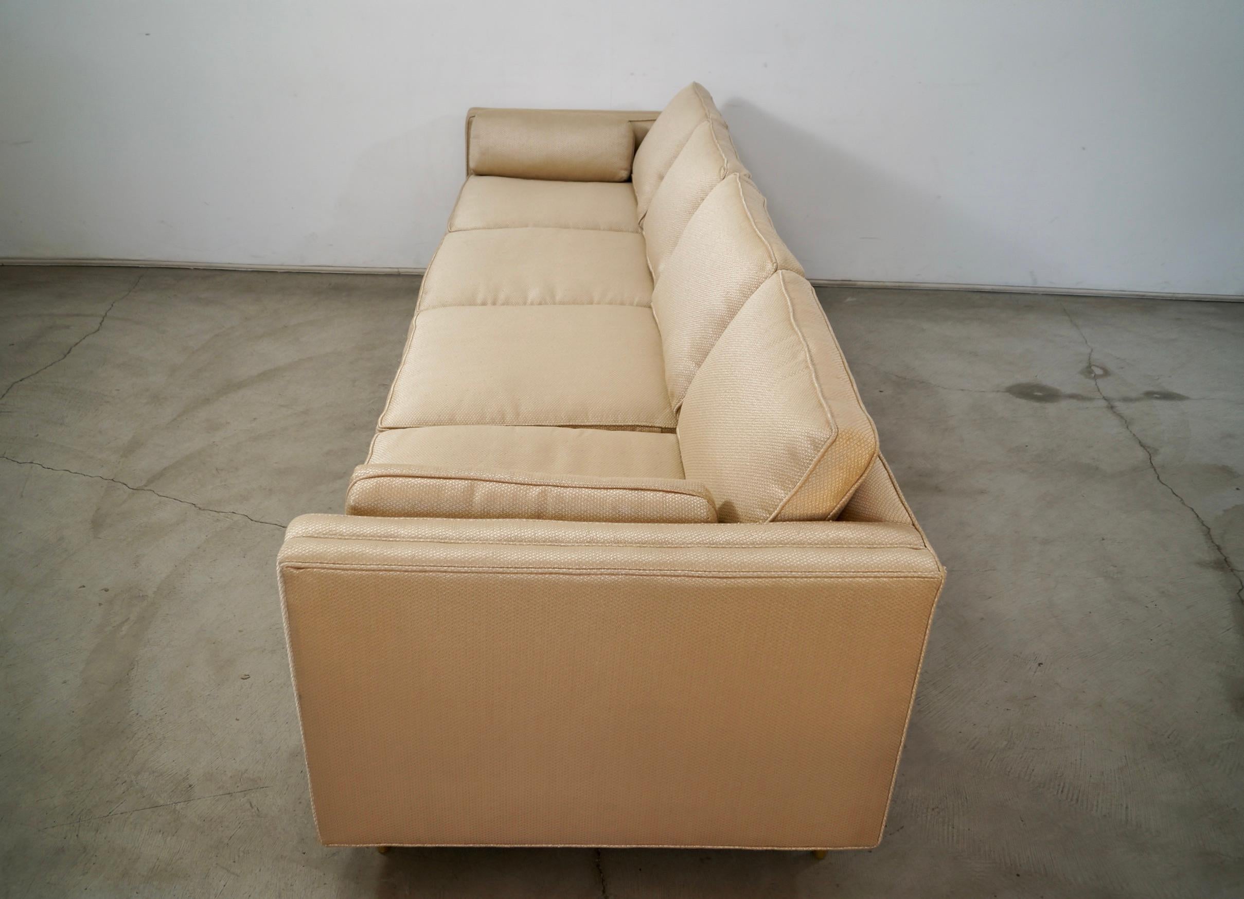 Sofá largo de tweed dorado estilo Dunbar moderno de mediados de siglo de 1950 mediados del siglo XX en venta