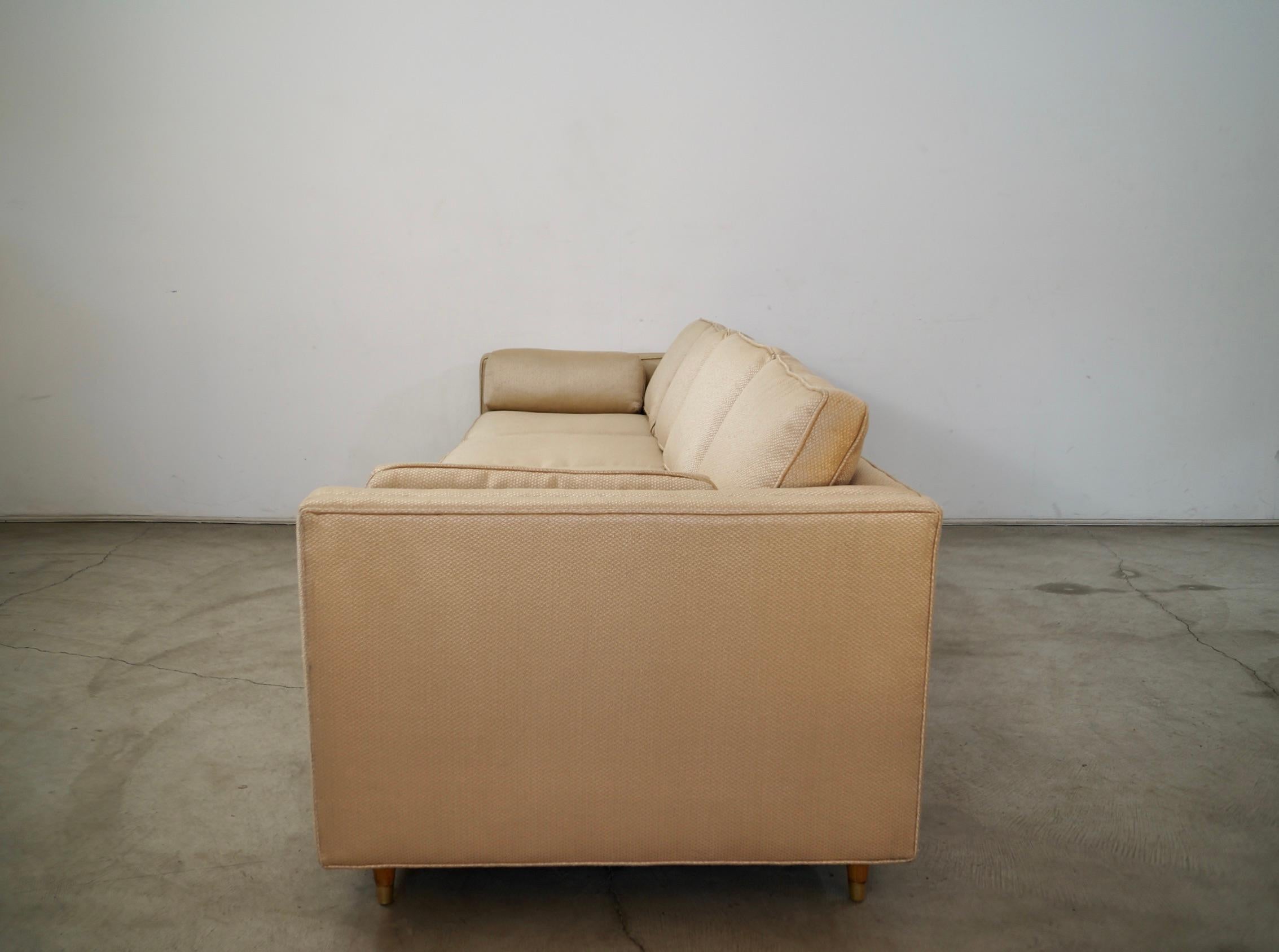 Sofá largo de tweed dorado estilo Dunbar moderno de mediados de siglo de 1950 Latón en venta