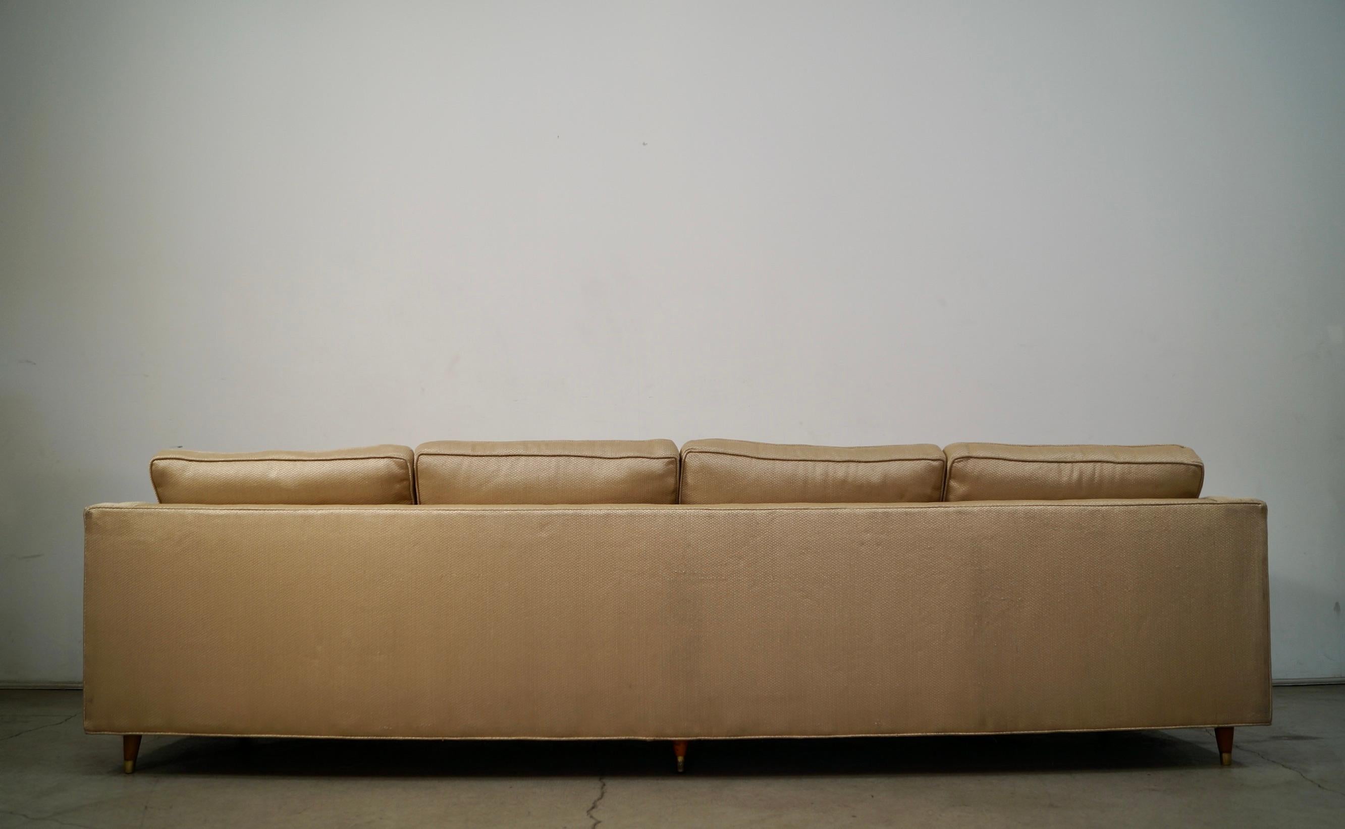 Sofá largo de tweed dorado estilo Dunbar moderno de mediados de siglo de 1950 en venta 2