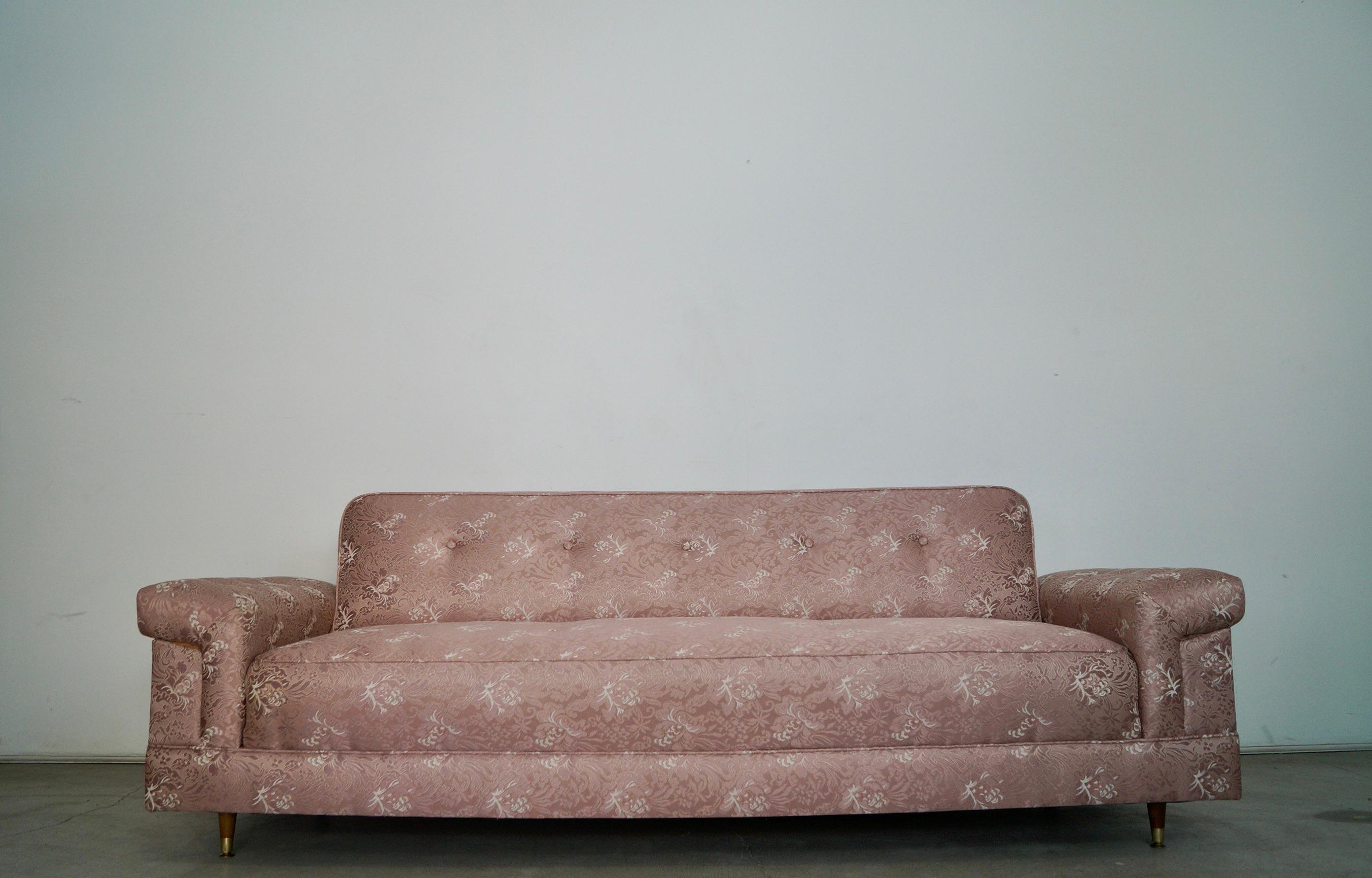 Canapé / lit pliant Vintage 1950's Midcentury Modern à vendre. Datant des années 1950, il a été professionnellement retapissé dans les années 1960. Les propriétaires l'ont recouvert d'une housse de canapé en plastique après toutes ces années, de