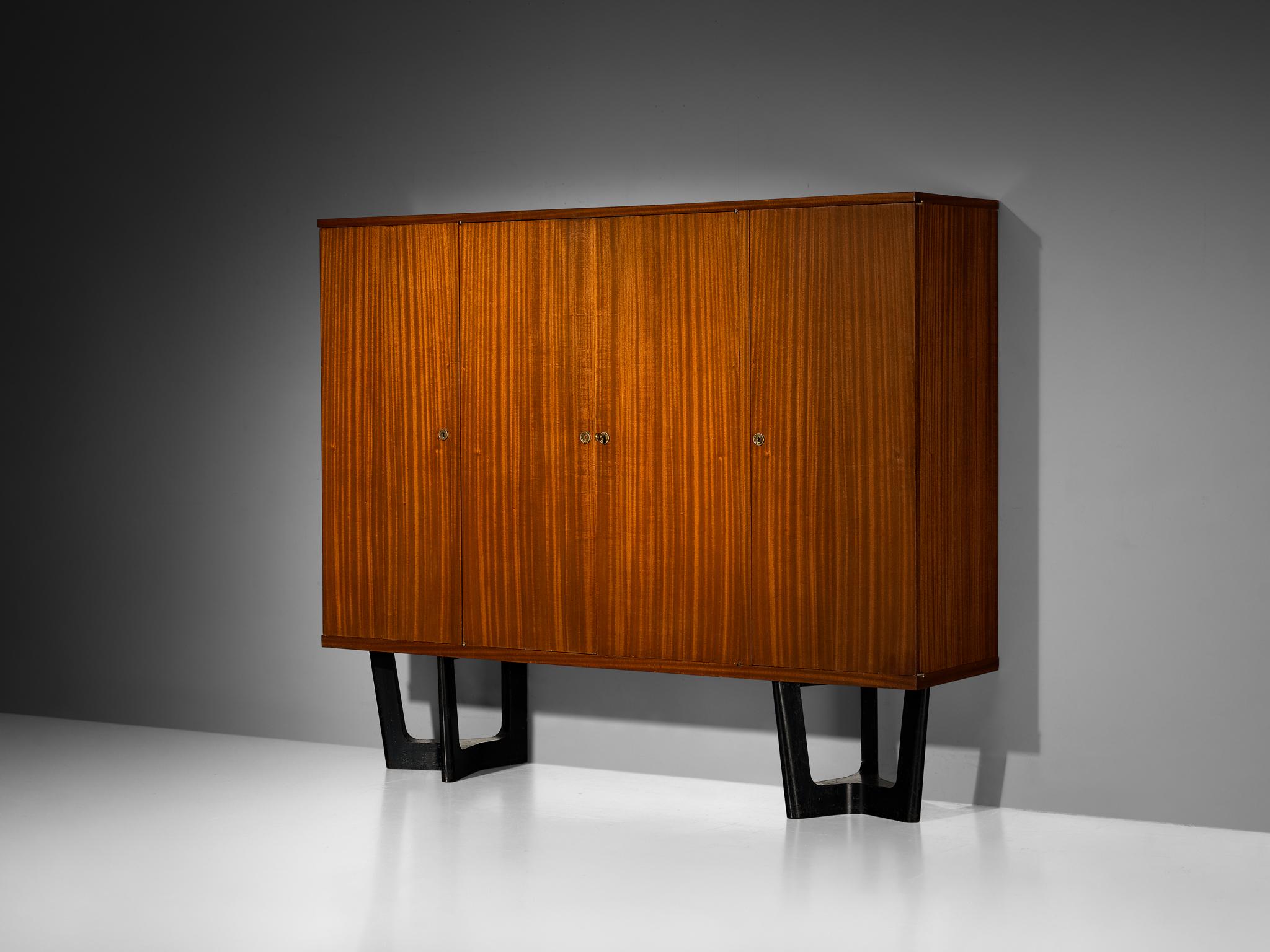 Wood Wood o grande armadio, mogano, legno laccato, ottone, Francia, anni '50

Questo mobile francese, risalente agli anni '50, è innegabilmente affascinante. L'occhio dell'osservatore viene sedotto dalla base simmetrica e splendidamente scolpita.