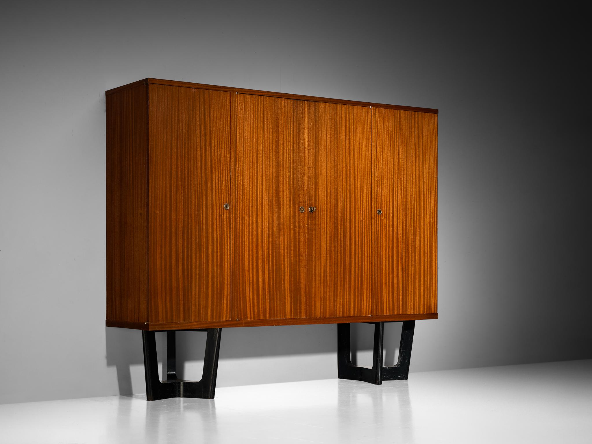 Legno Armadio francese moderno di metà secolo del 1950 in mogano con base scultorea in vendita