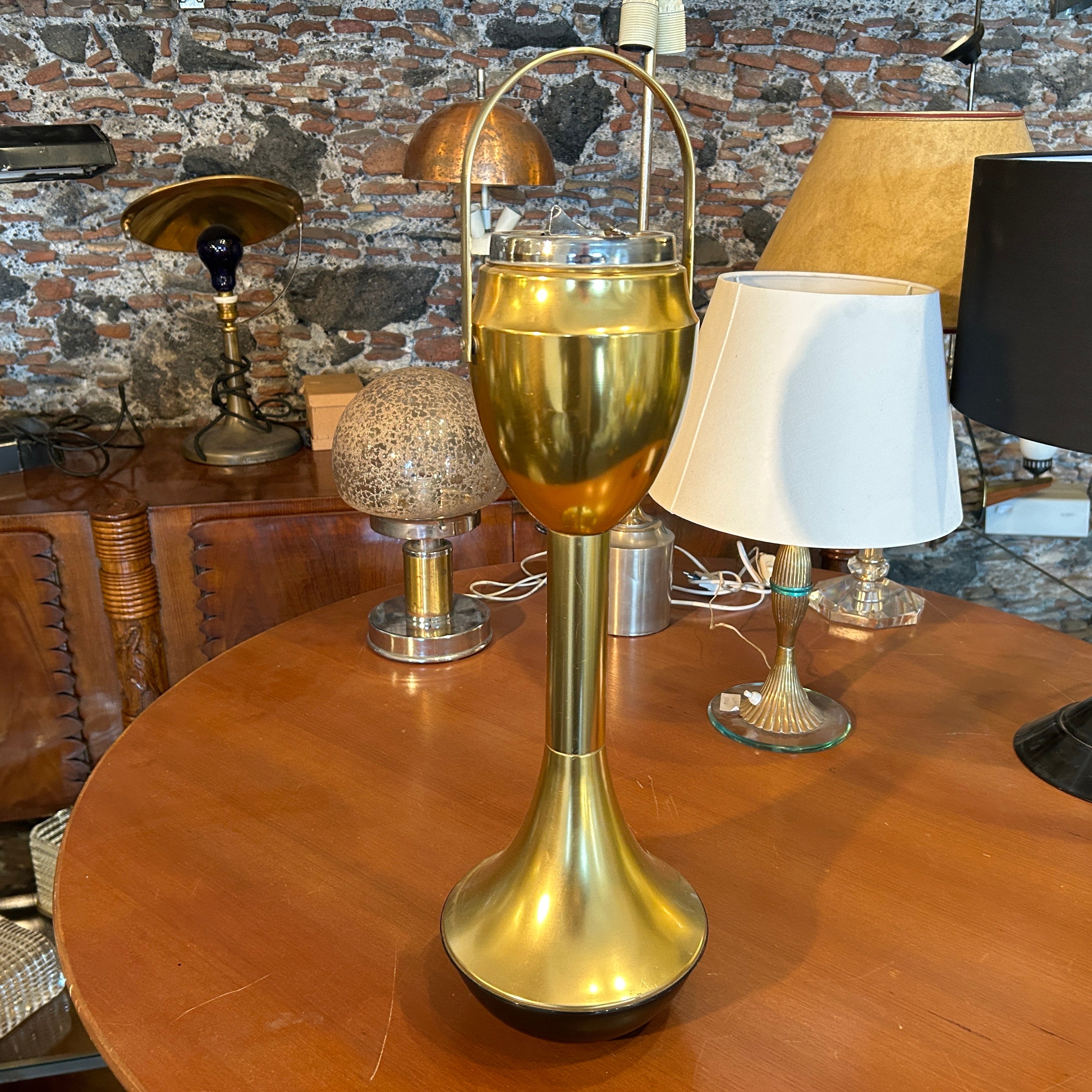 A functional column ashtray designed and manufactured in Italy in the Fifties by Rinnovel, in good condition overall with normal signs of use and age. The ashtray is crafted from lightweight gilded aluminum, a material that was popular in