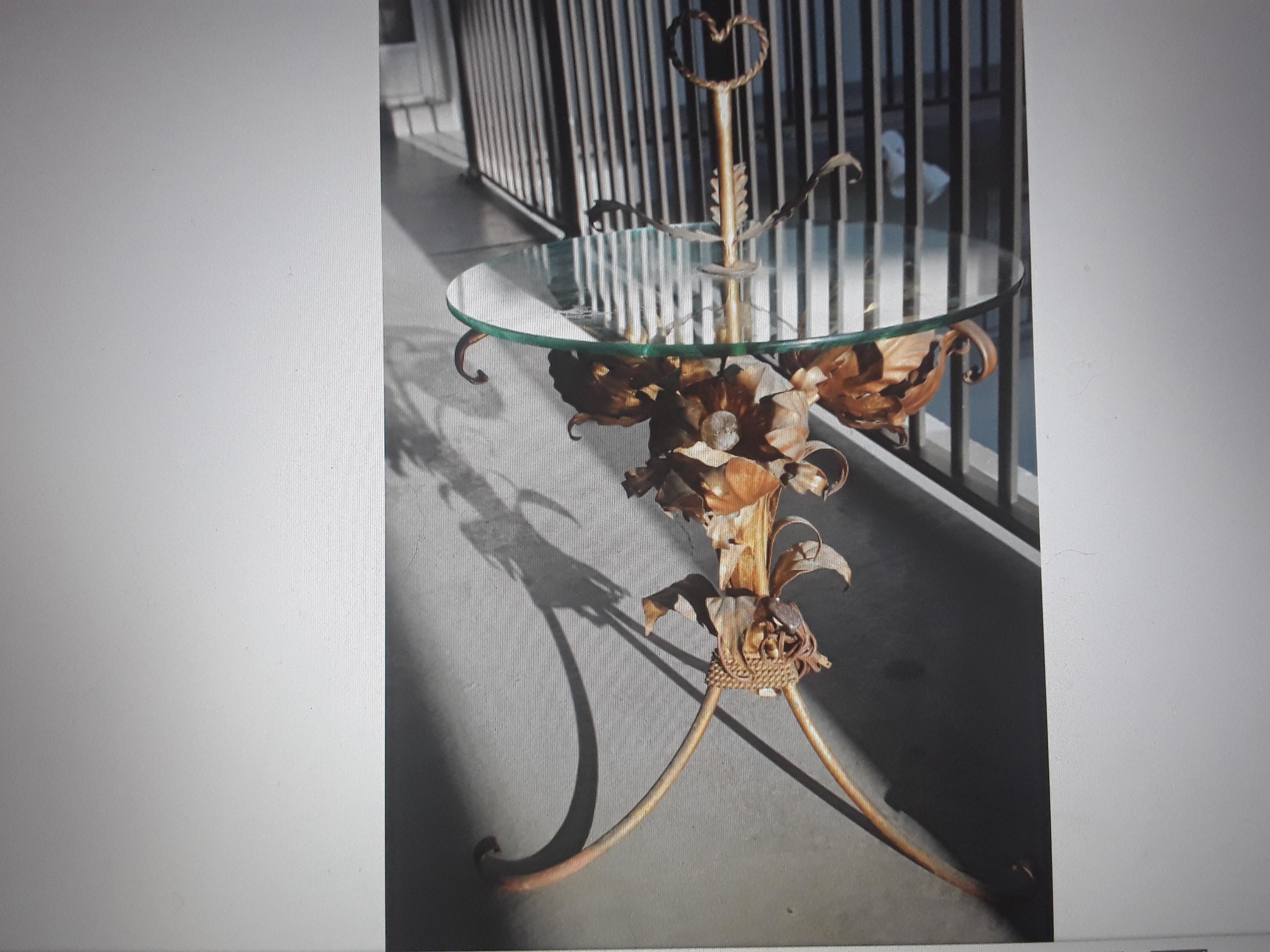 Lampada da tavolo in legno dorato con fiori di loto della metà del 1950 in vendita 5