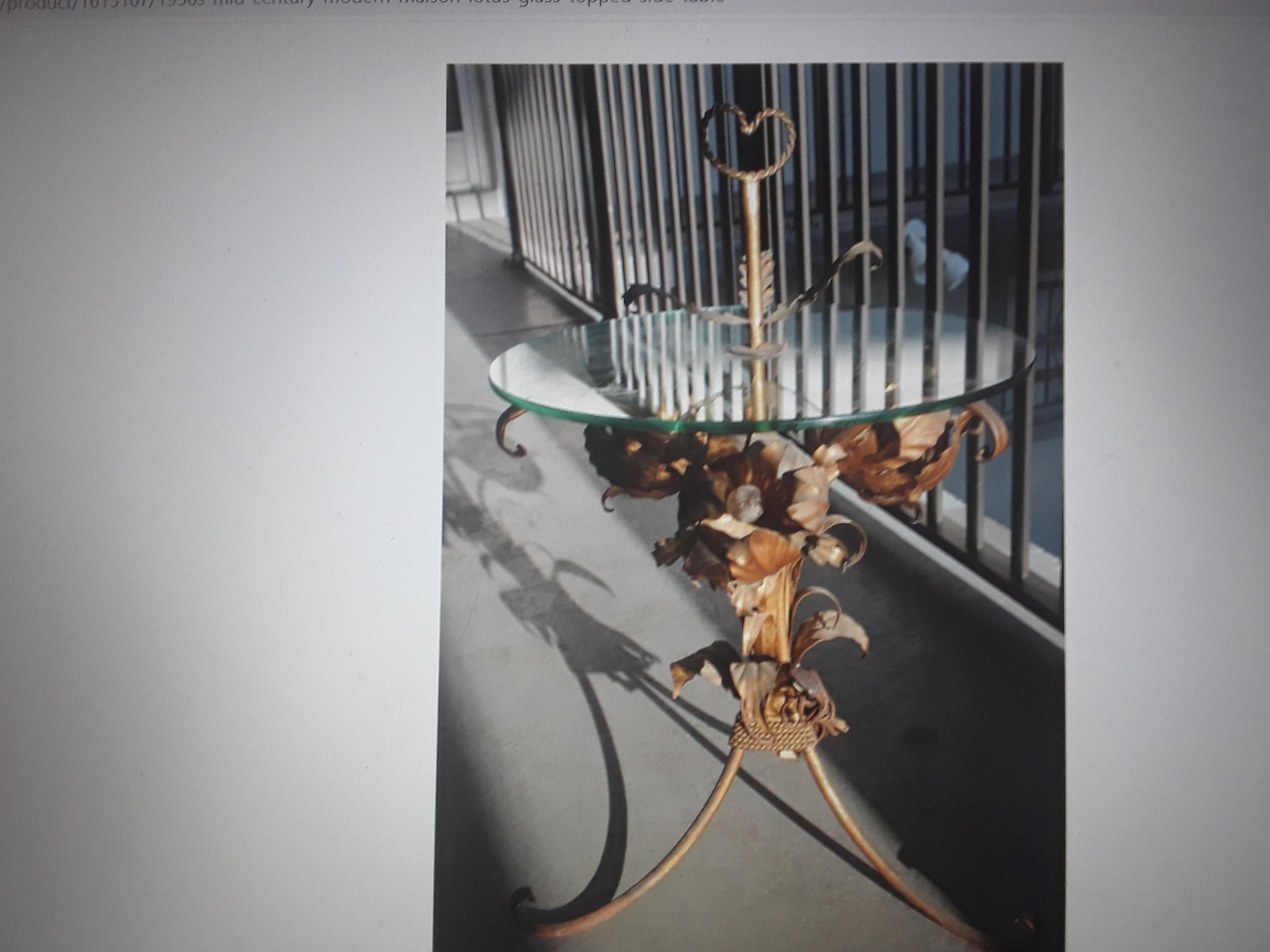 Metà XX secolo Lampada da tavolo in legno dorato con fiori di loto della metà del 1950 in vendita