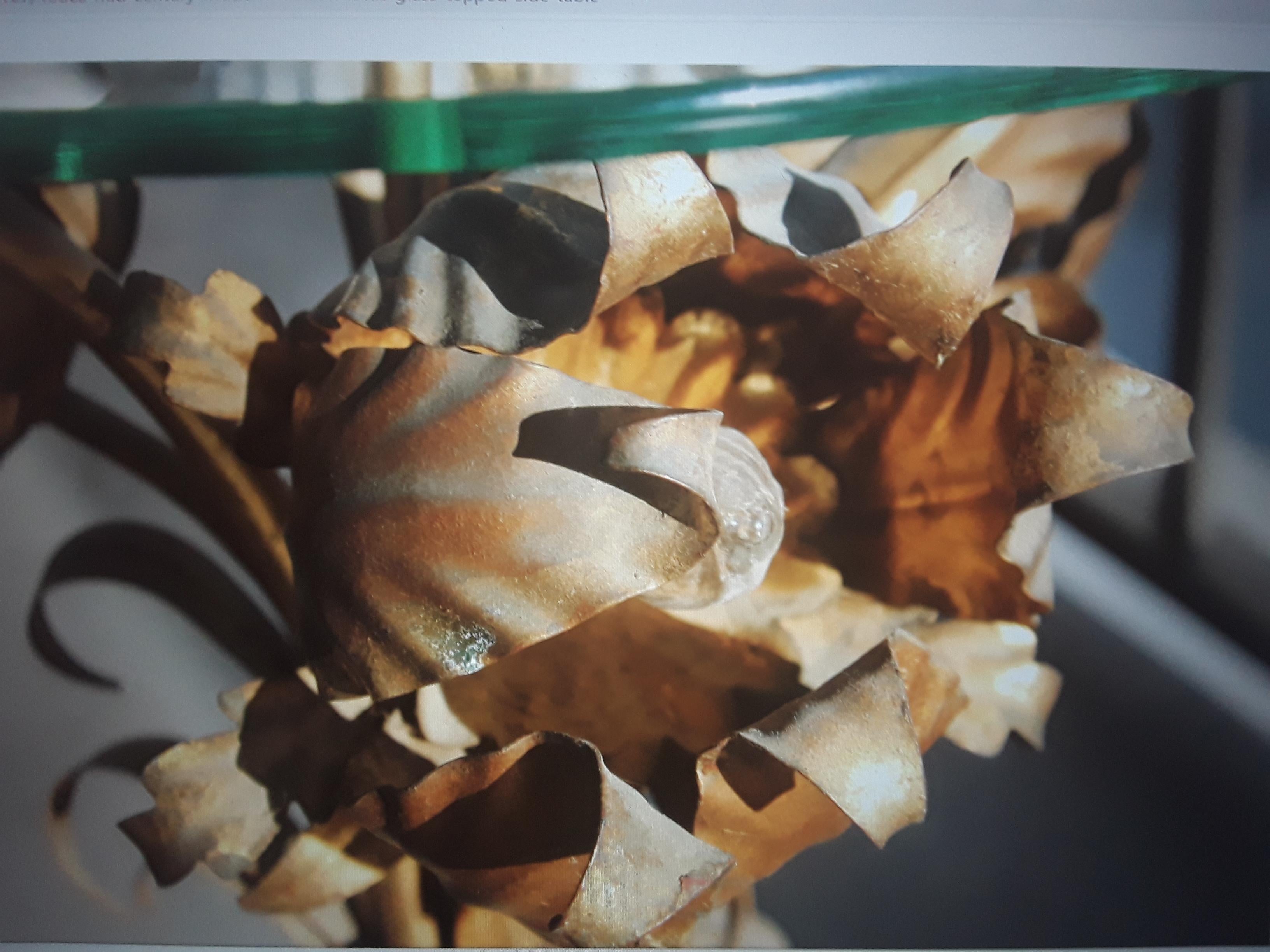 Metallo Lampada da tavolo in legno dorato con fiori di loto della metà del 1950 in vendita