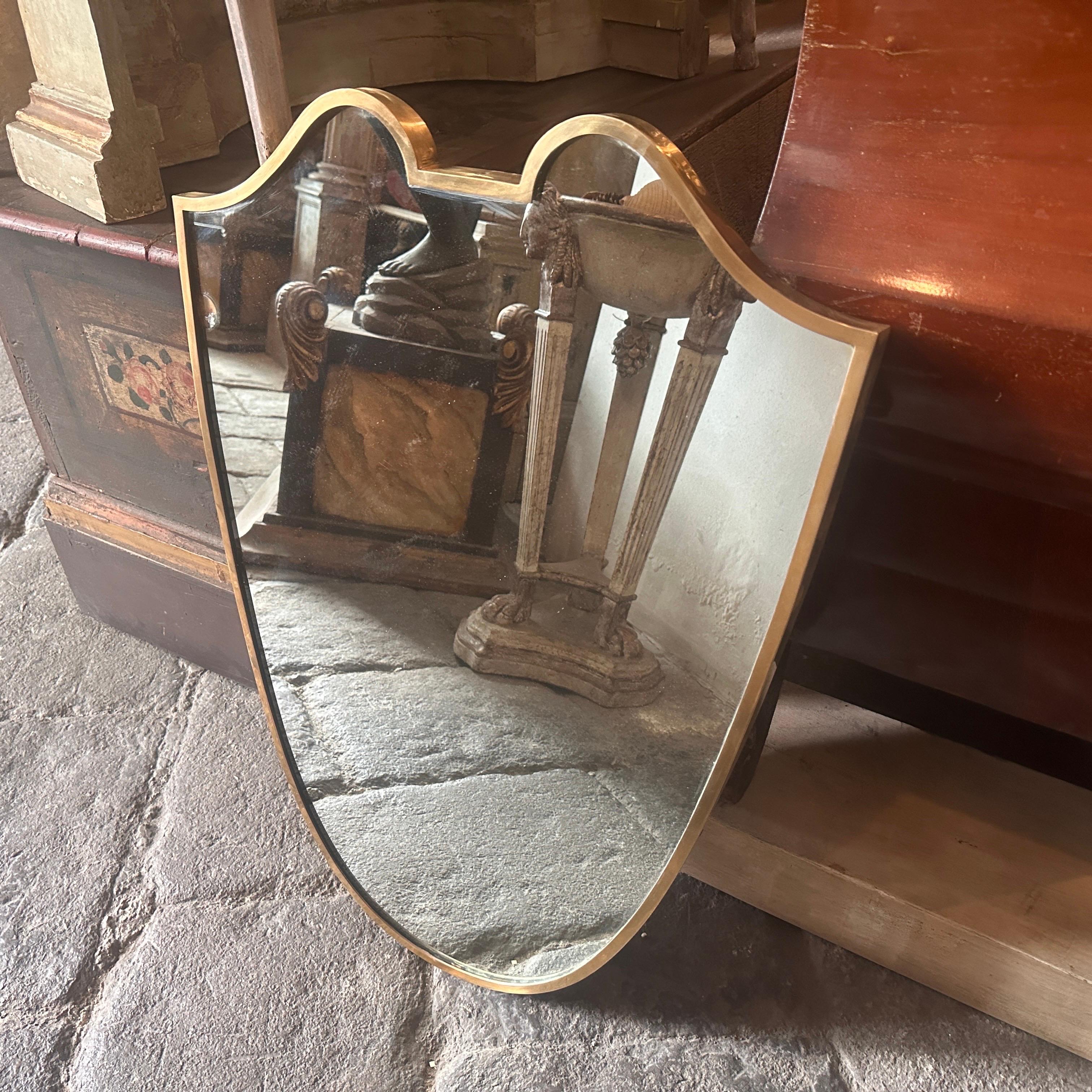 1950s Mid-Century Modern Gio Ponti Style Brass Italian Shield Wall Mirror (miroir à bouclier italien en laiton) en vente 5