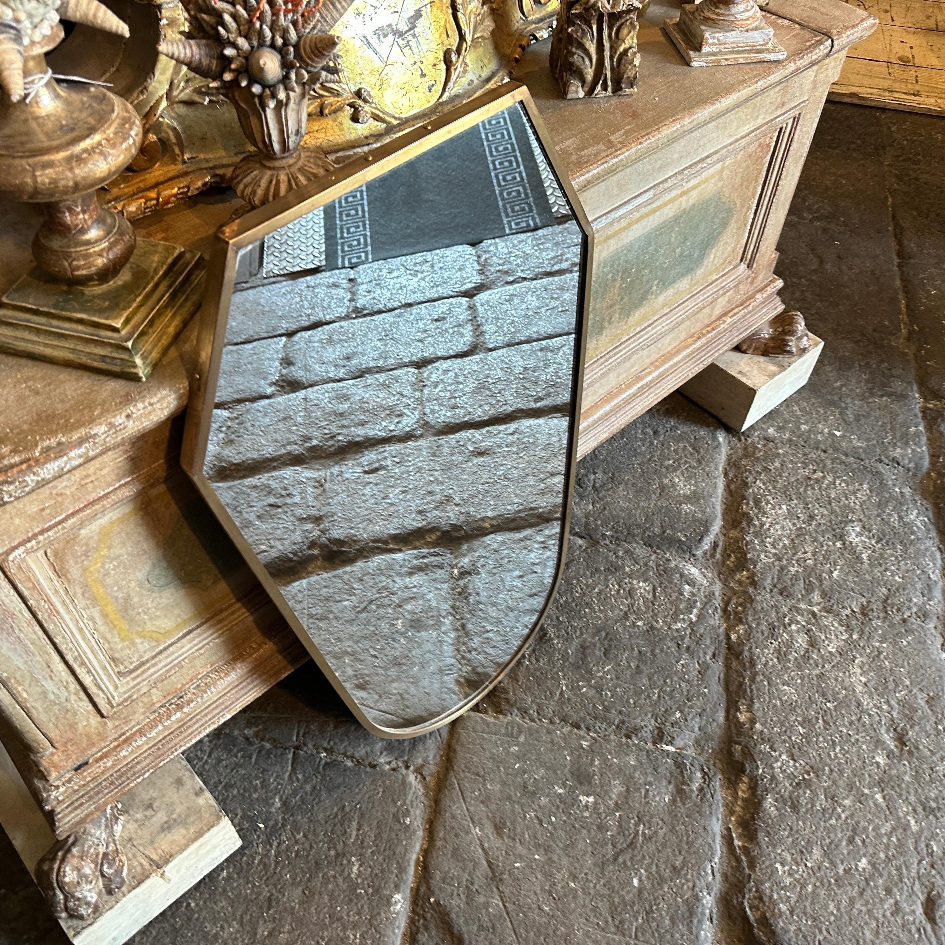 Espejo de pared con escudo italiano de latón macizo estilo Giò Ponti moderno de mediados de siglo de 1950 Moderno de mediados de siglo en venta