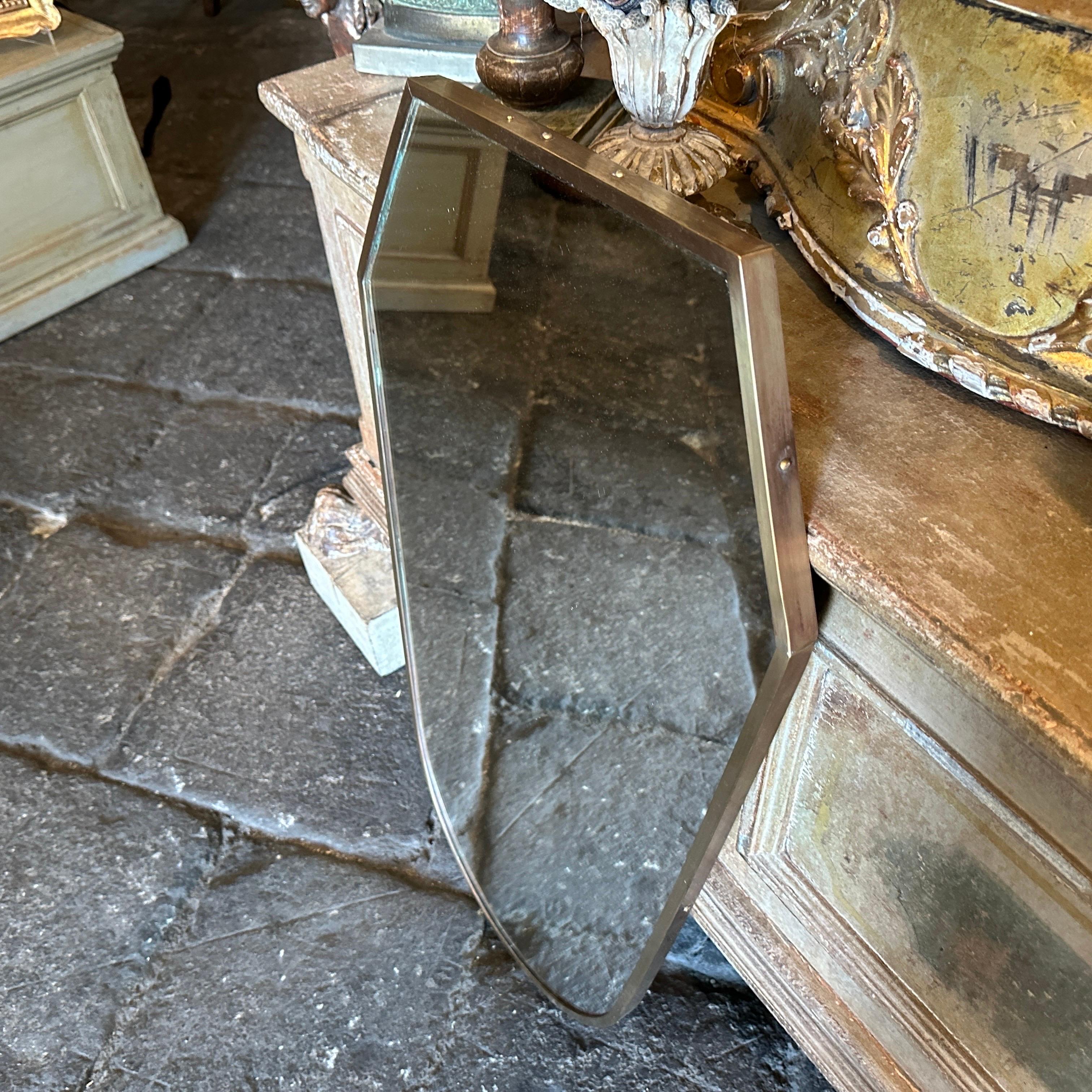 Espejo de pared con escudo italiano de latón macizo estilo Giò Ponti moderno de mediados de siglo de 1950 Italiano en venta