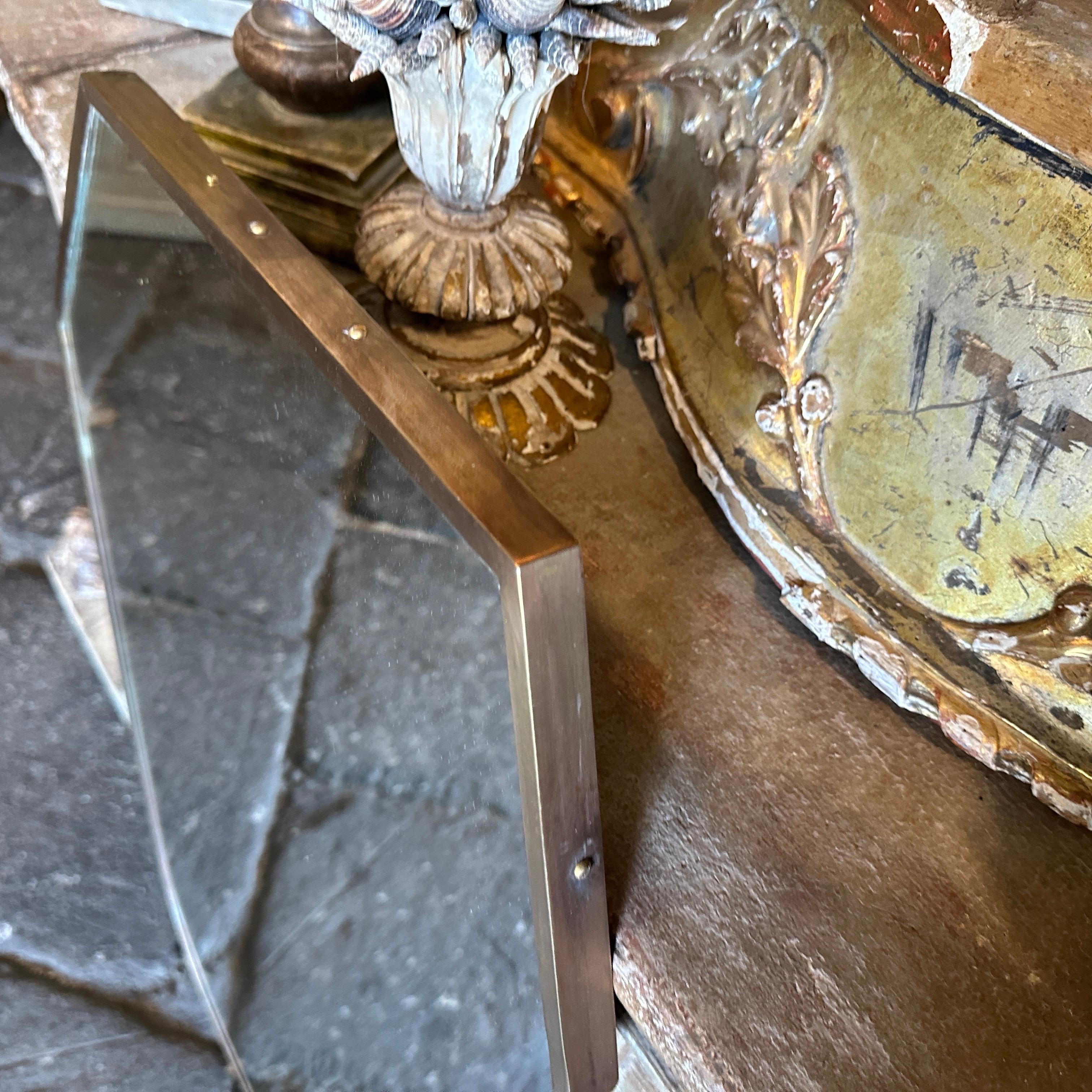 Espejo de pared con escudo italiano de latón macizo estilo Giò Ponti moderno de mediados de siglo de 1950 en Bueno estado para la venta en Aci Castello, IT