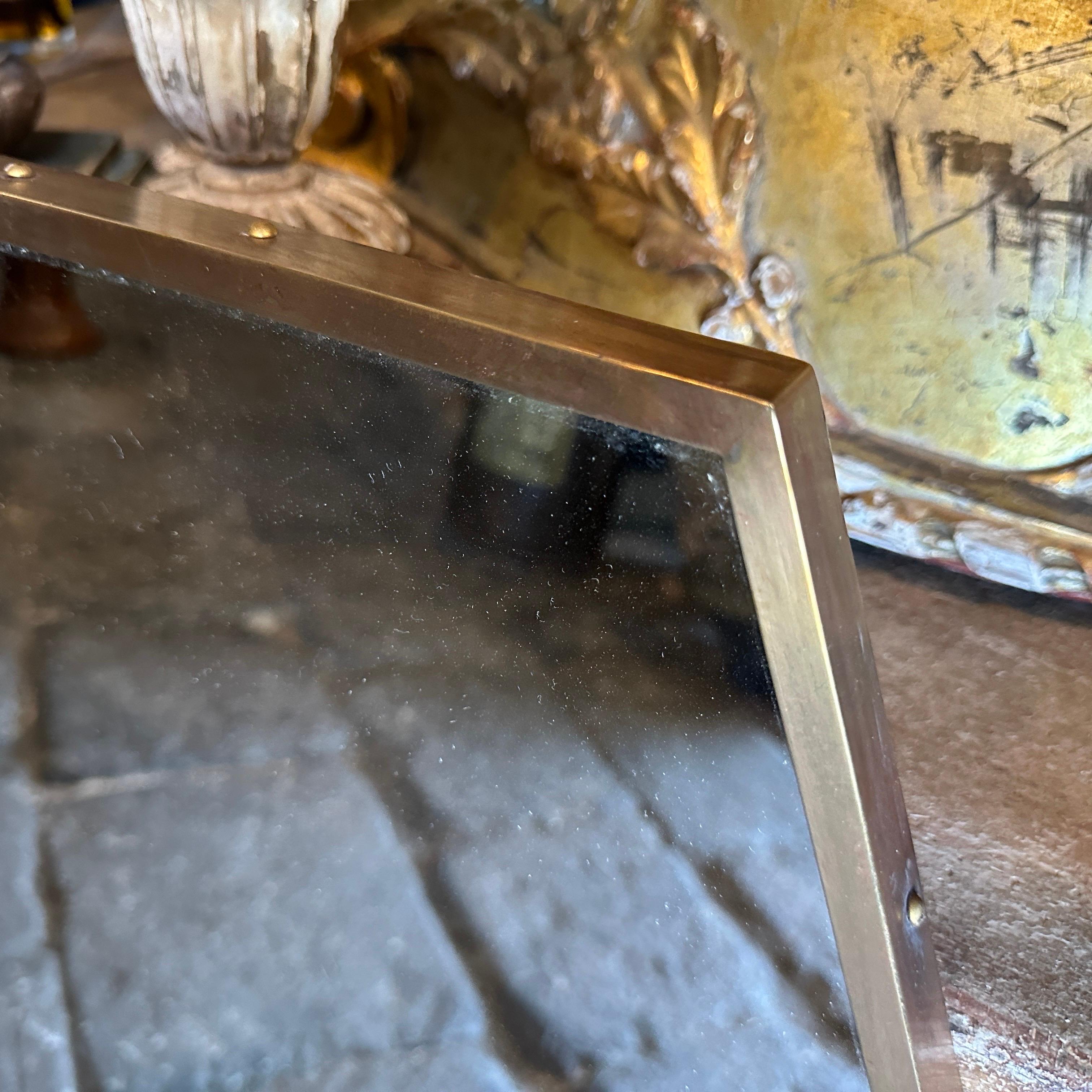 Espejo de pared con escudo italiano de latón macizo estilo Giò Ponti moderno de mediados de siglo de 1950 Hecho a mano en venta