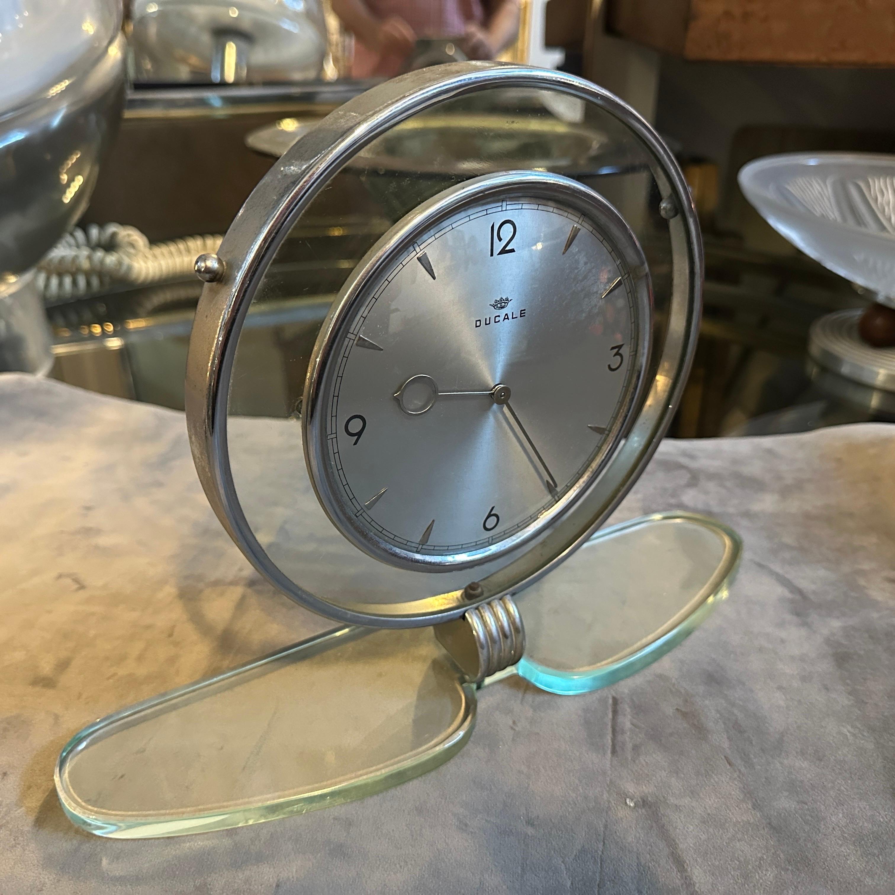 1950s Mid-Century Modern Glass and Chromed Metal Italian Table Clock by Ducale In Excellent Condition For Sale In Aci Castello, IT