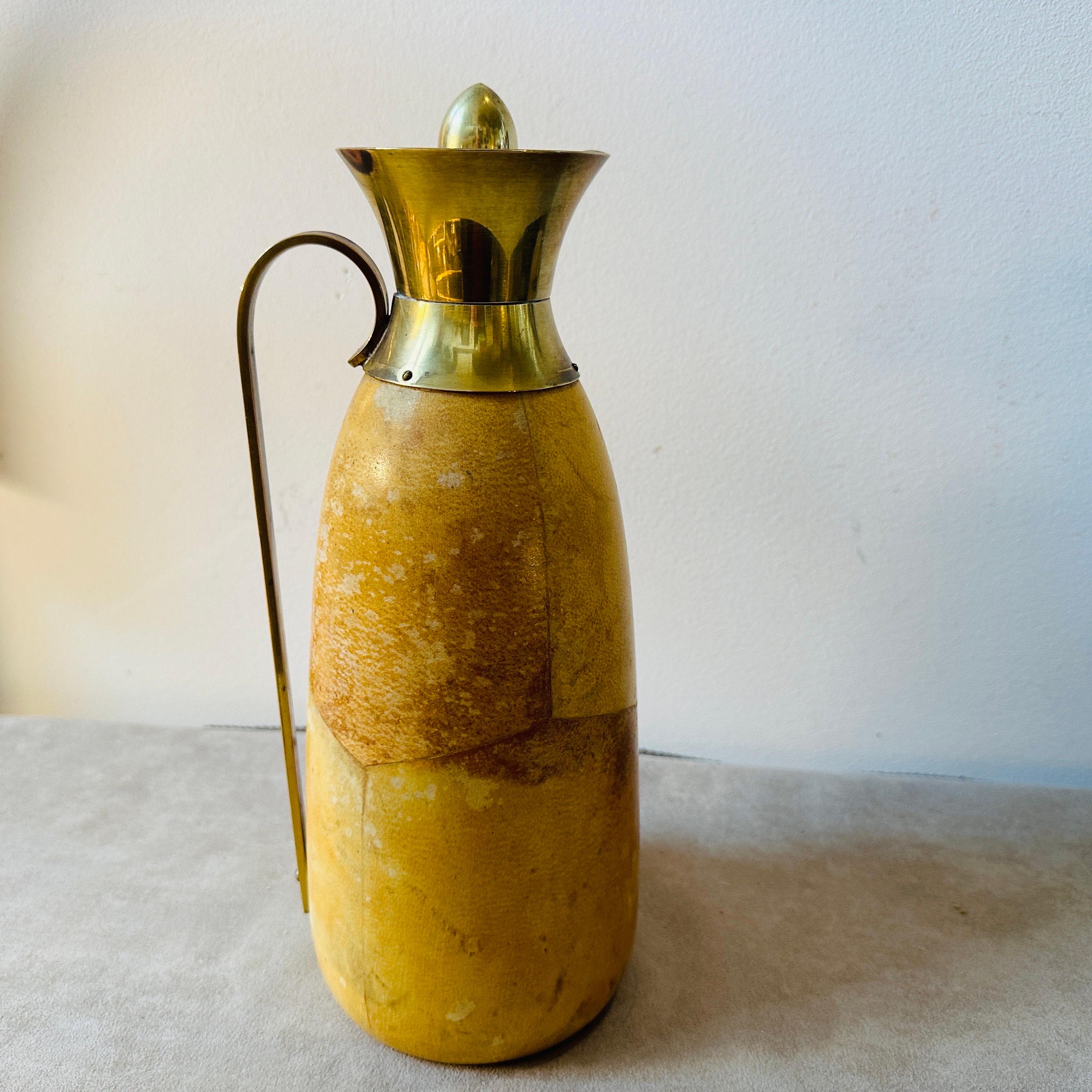 A thermos carafe designed by Aldo Tura, it has been manufactured in Milano in the Fifties by Macabo, it's in vintage conditions with signs of use and age visible on there photos. This carafe showcases the distinctive design characteristics