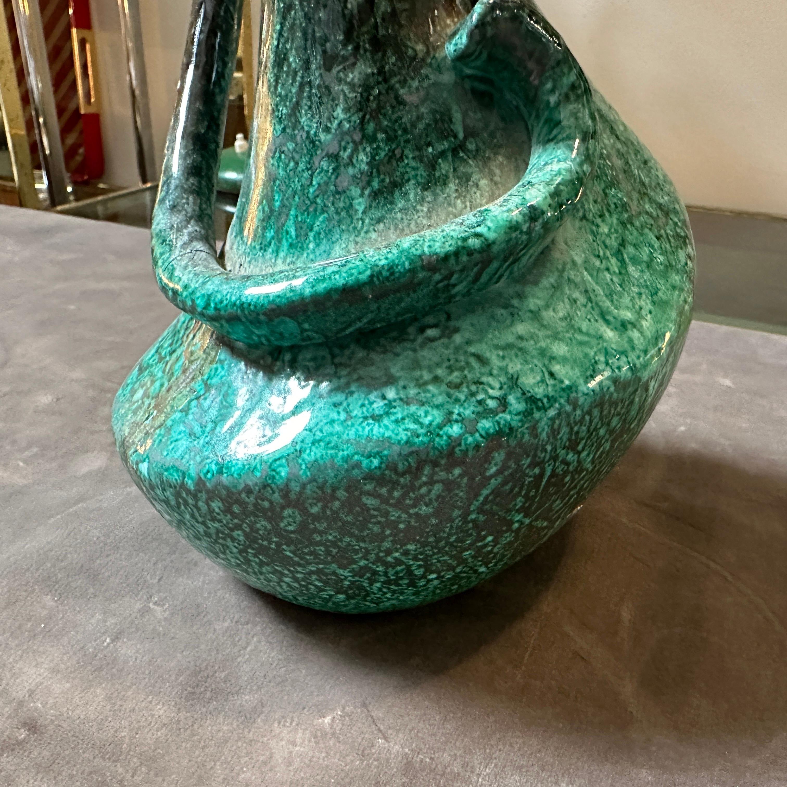 Fatto a mano Vaso a brocca in ceramica verde, pezzo unico, italiano, del 1950. in vendita
